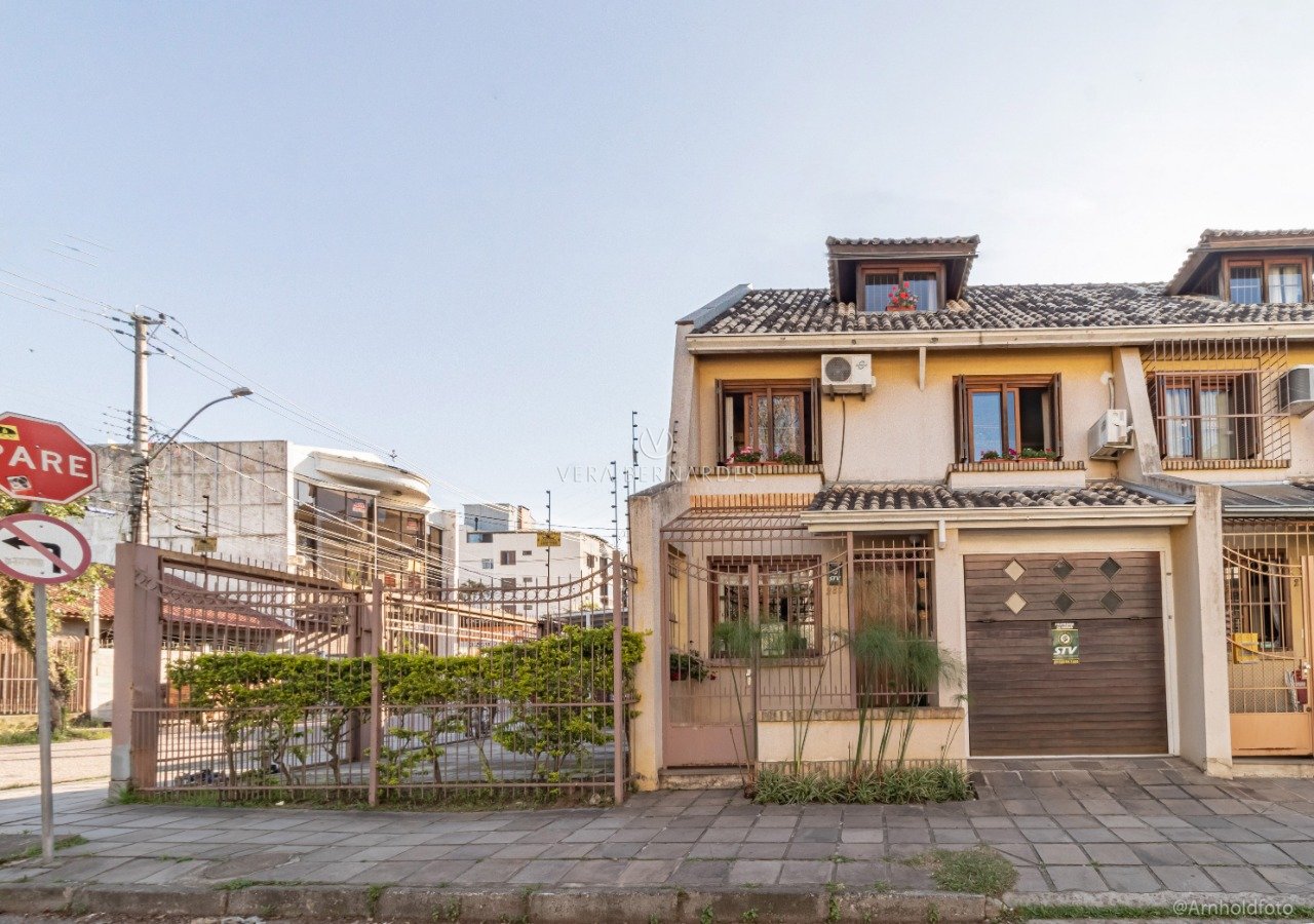 Casa à venda com 3 dormitórios, 170m² e 3 vagas no bairro Tristeza, Zona Sul de Porto Alegre