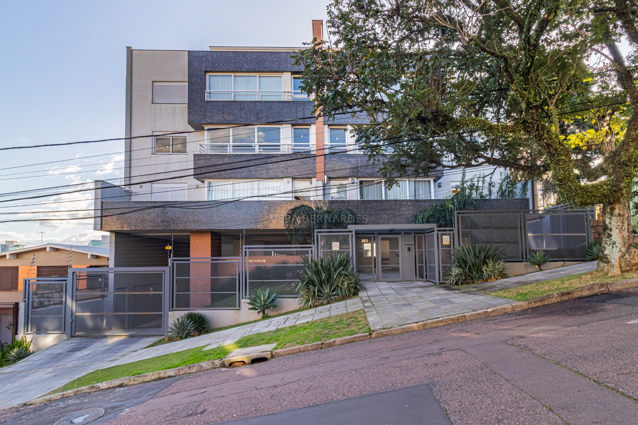 Apartamento à venda com 3 dormitórios, 143m² e 3 vagas no bairro Cristal, Zona Sul de Porto Alegre