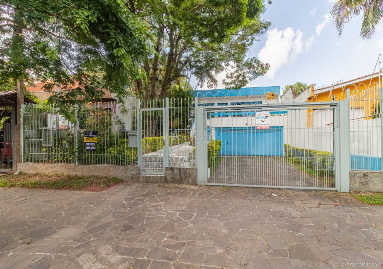Casa Térrea à venda com 4 dormitórios, 296m² e 4 vagas no bairro Vila Assunção, Zona Sul de Porto Alegre