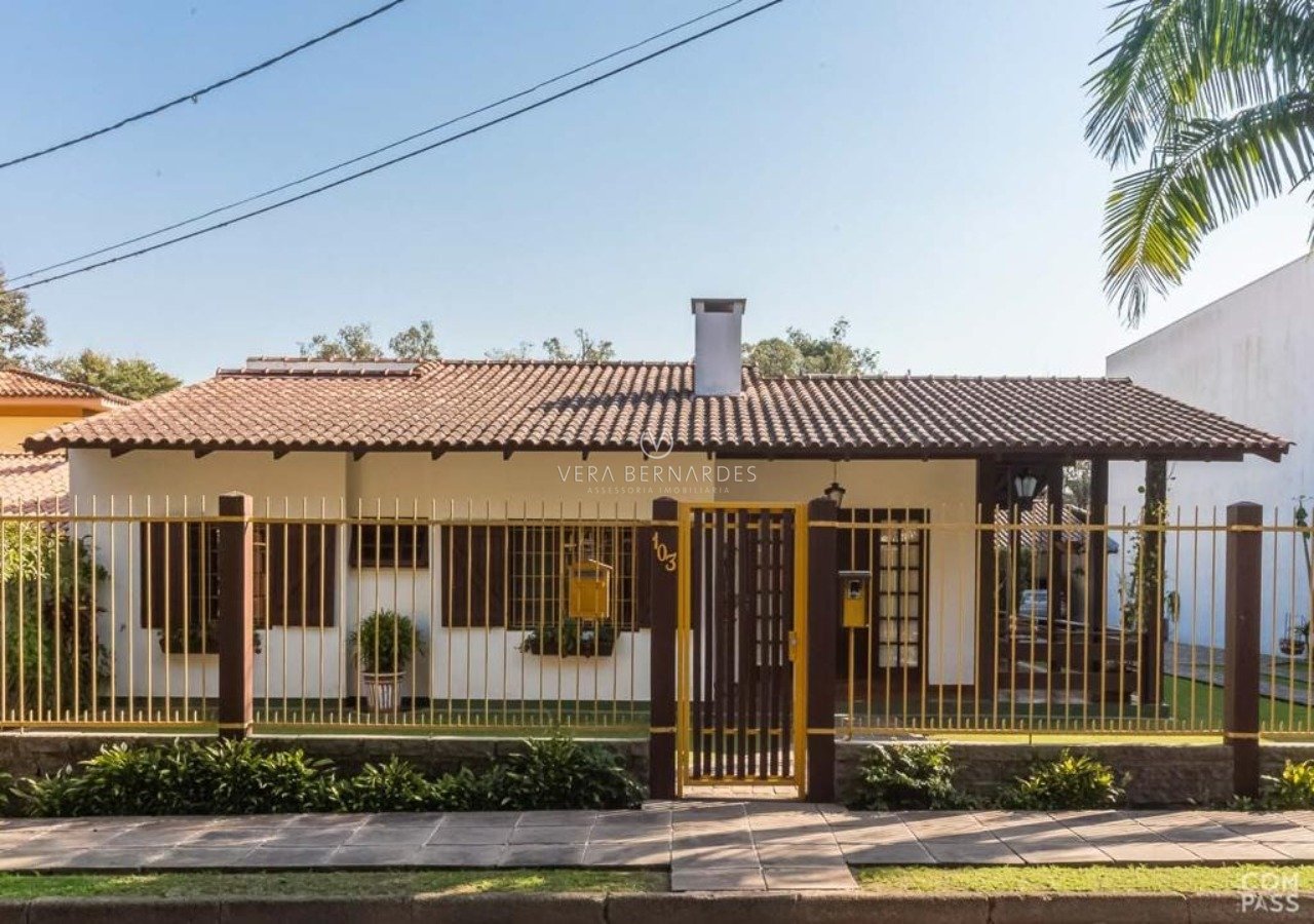 Casa à venda com 3 dormitórios, 228m² e 4 vagas no bairro Tristeza, Zona Sul de Porto Alegre