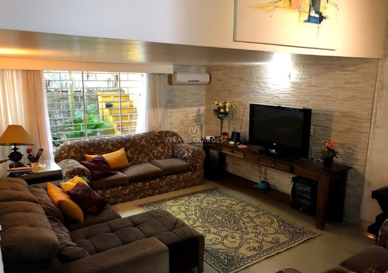Casa Térrea à venda com 4 dormitórios, 198m² e 4 vagas no bairro Vila Assunção, Zona Sul de Porto Alegre
