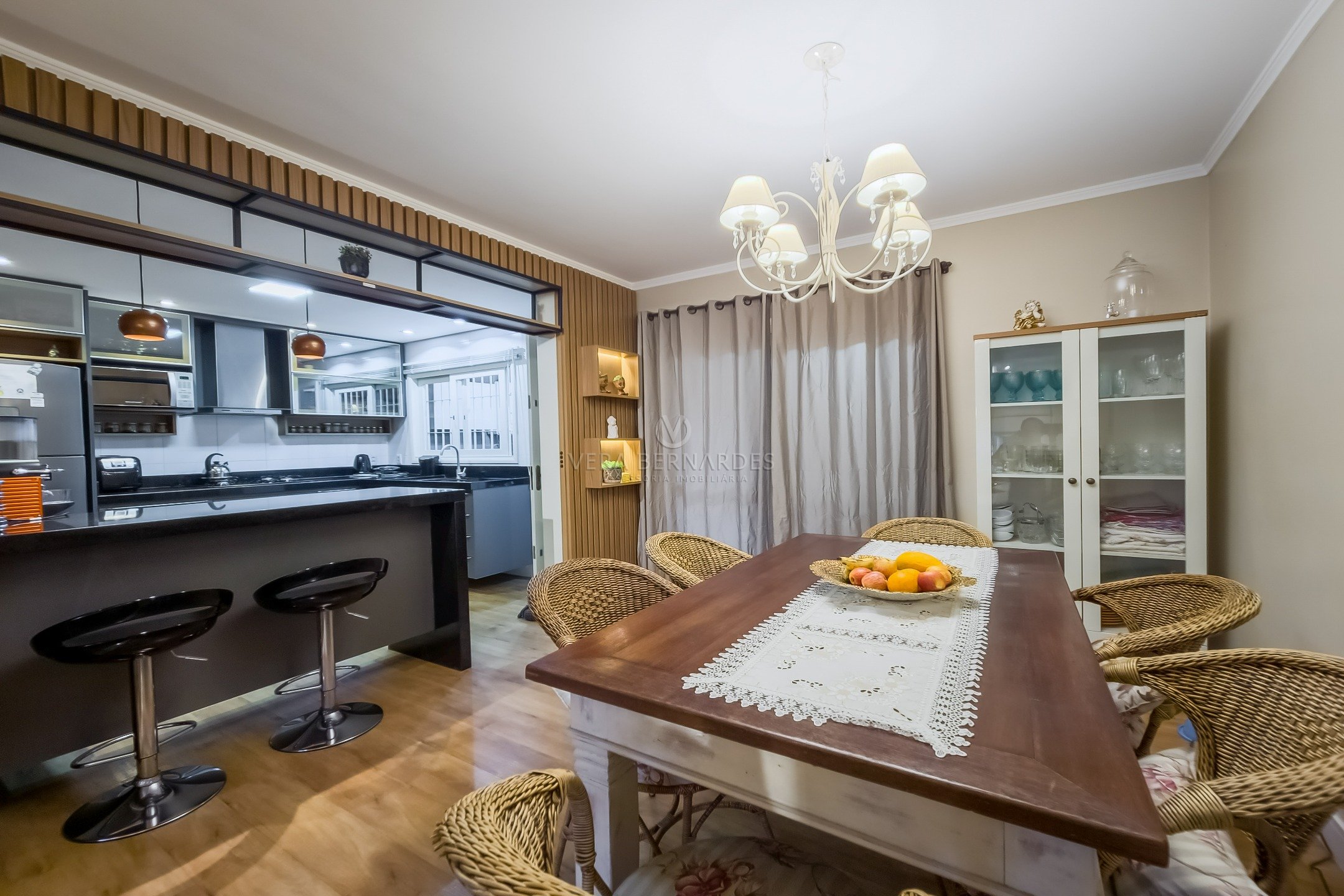 Casa à venda com 3 dormitórios, 159m² e 2 vagas no bairro Tristeza, Zona Sul de Porto Alegre