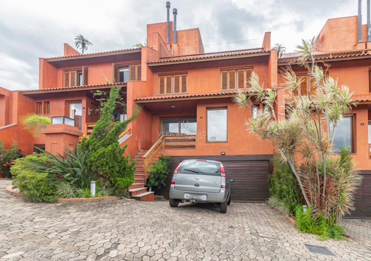 Casa em Condomínio à venda com 4 dormitórios, 384m² e 3 vagas no bairro Cristal, Zona Sul de Porto Alegre