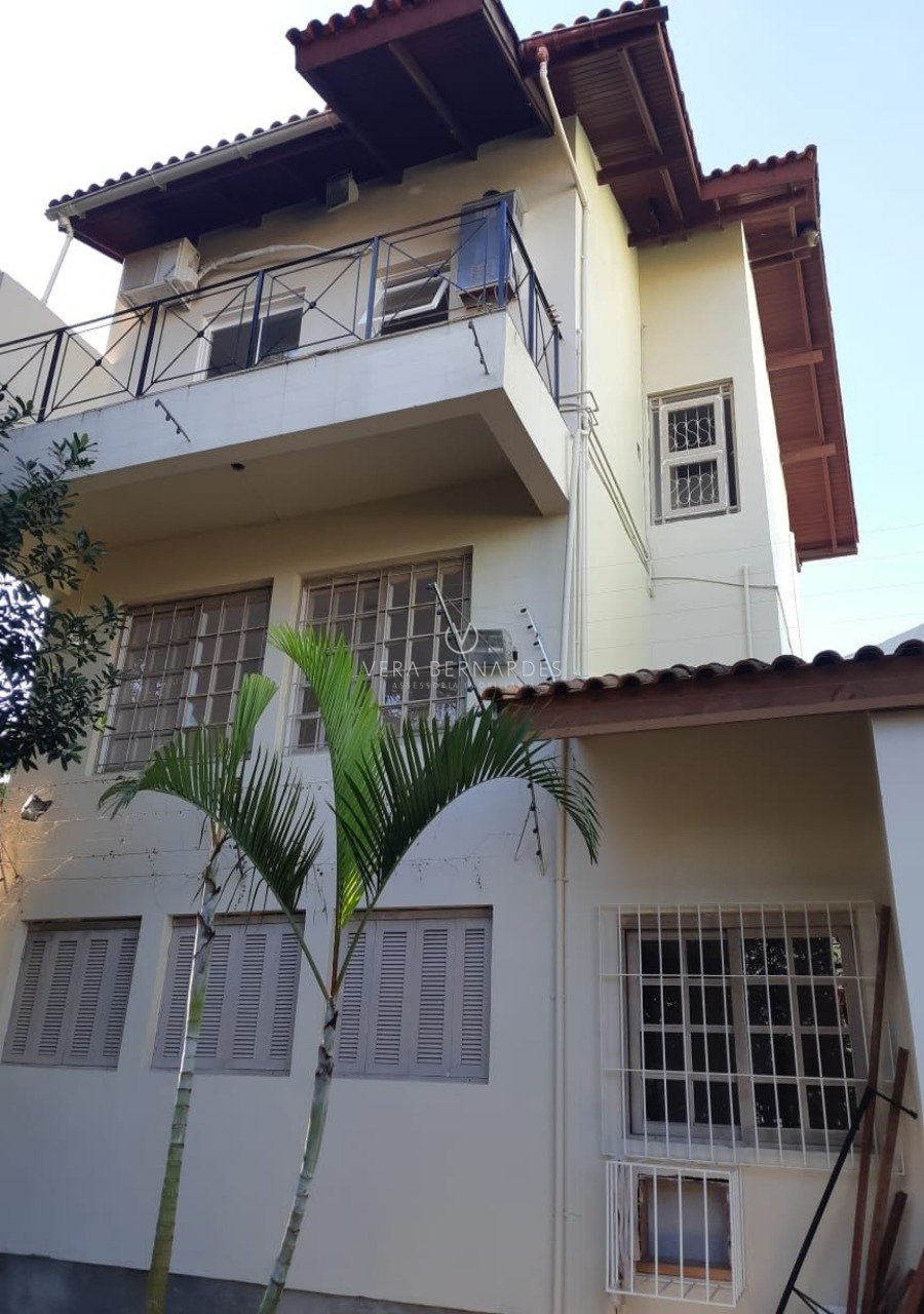 Casa à venda com 3 dormitórios, 122m² e 2 vagas no bairro Imperial Park, Zona Sul de Porto Alegre