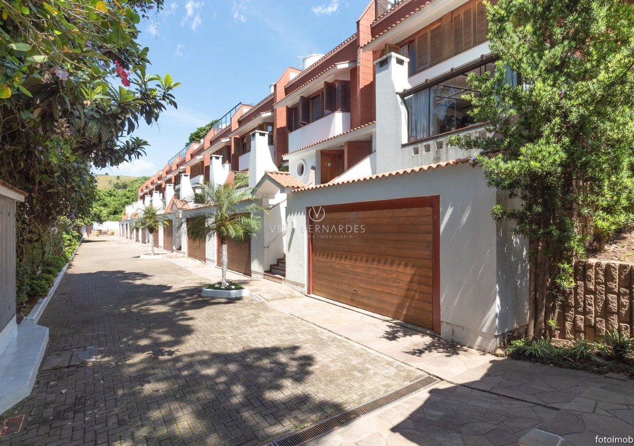 Casa em Condomínio à venda com 3 dormitórios, 299m² e 4 vagas no bairro Cristal, Zona Sul de Porto Alegre