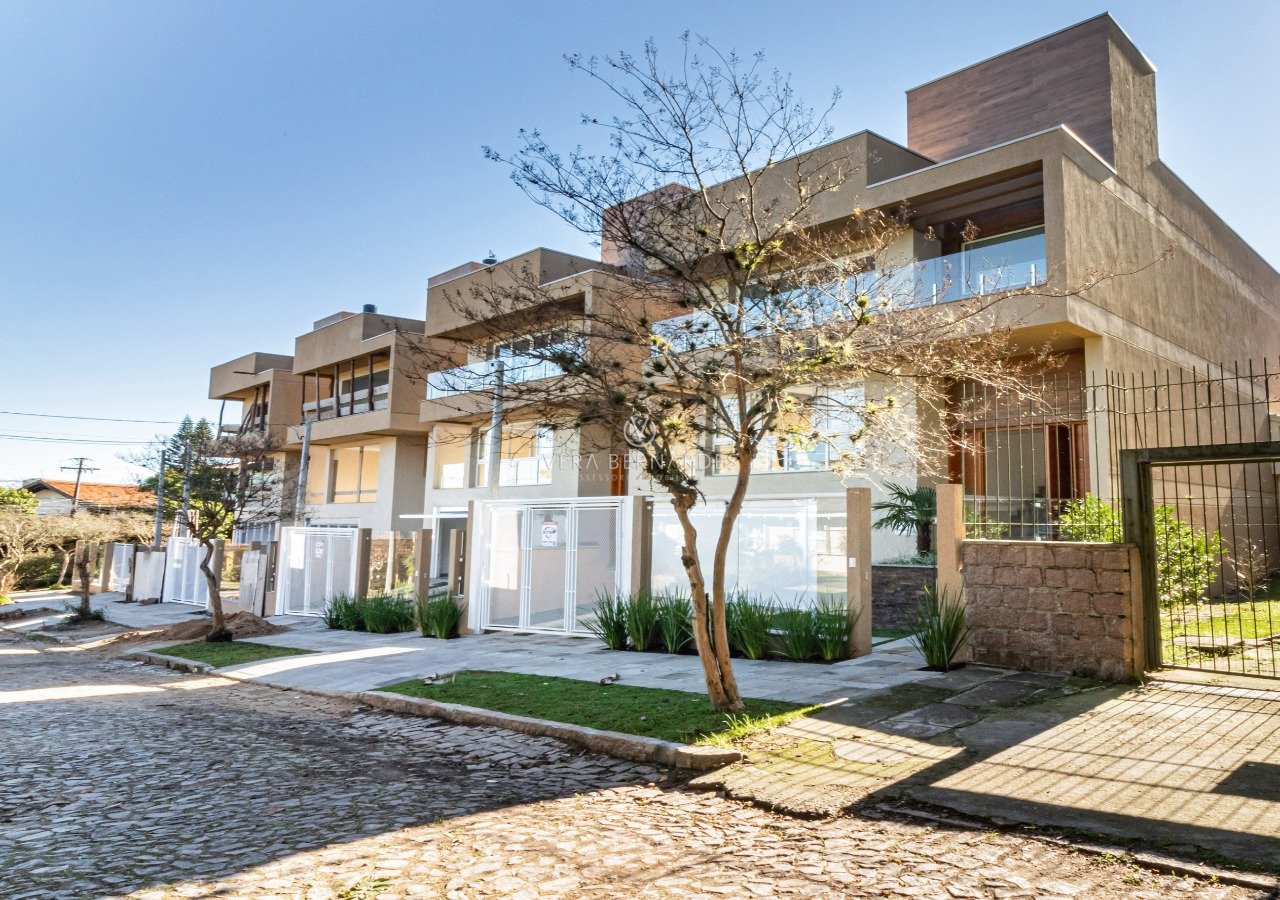 Casa à venda com 3 dormitórios, 288m² e 4 vagas no bairro Vila Assunção, Zona Sul de Porto Alegre