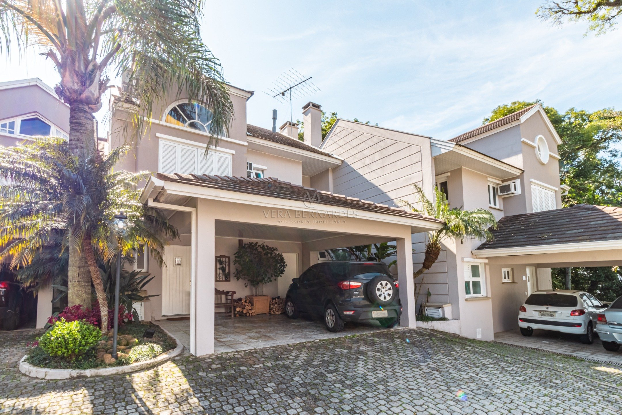 Casa em Condomínio à venda com 3 dormitórios, 191m² e 2 vagas no bairro Pedra Redonda, Zona Sul de Porto Alegre