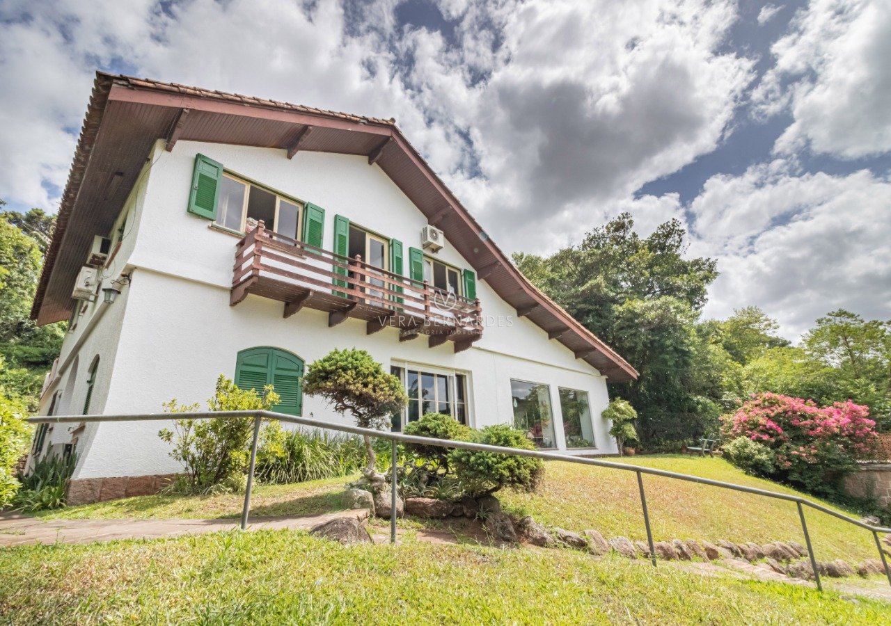 Casa à venda com 3 dormitórios, 260m² e 2 vagas no bairro Vila Conceição, Zona Sul de Porto Alegre