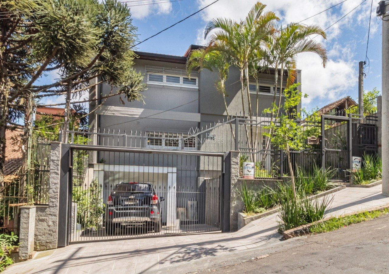 Casa à venda com 3 dormitórios, 267m² e 2 vagas no bairro Tristeza, Zona Sul de Porto Alegre