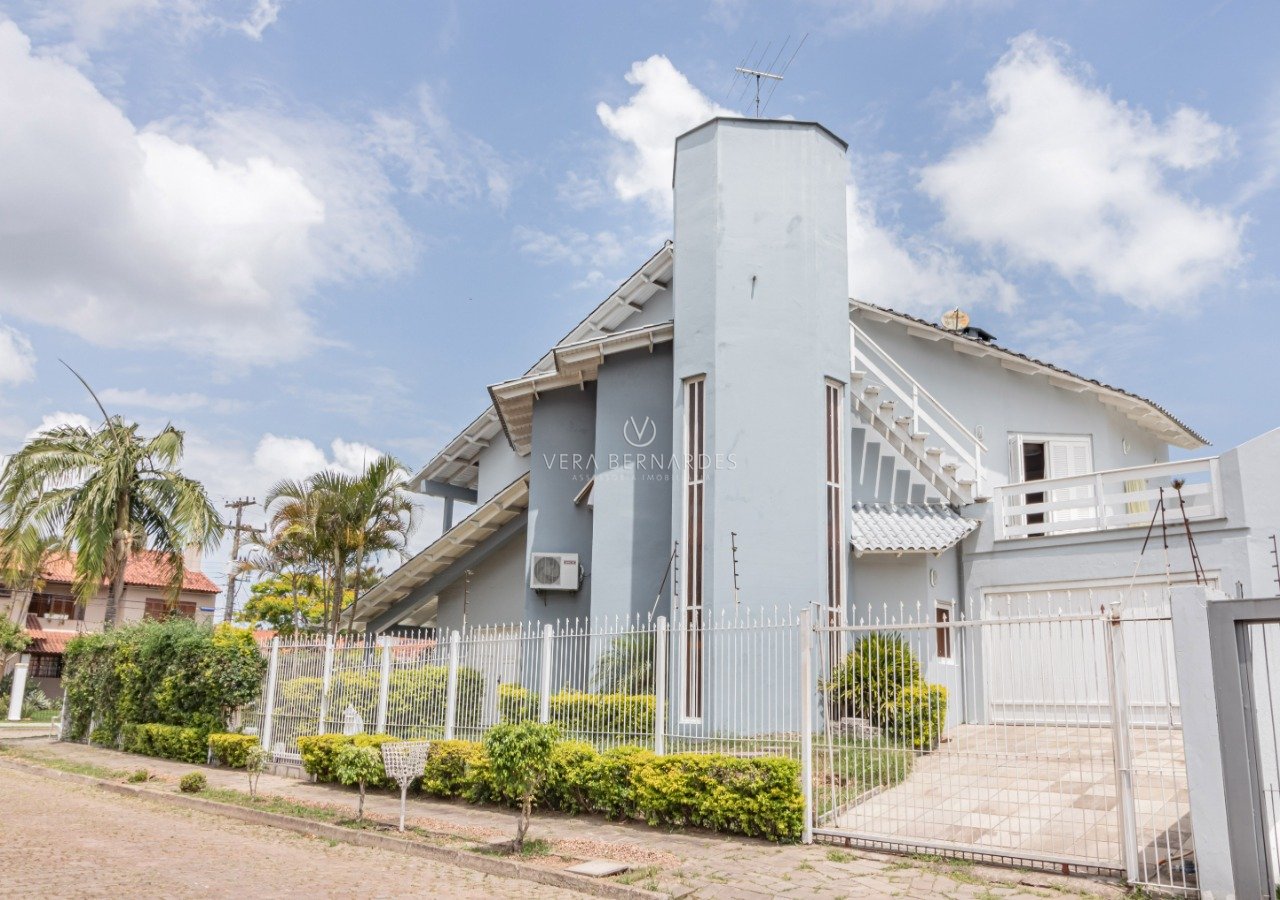 Casa à venda com 3 dormitórios, 285m² e 4 vagas no bairro Ipanema, Zona Sul de Porto Alegre