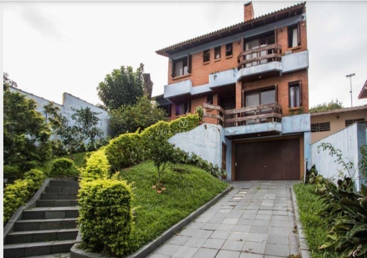 Casa à venda com 5 dormitórios, 300m² e 6 vagas no bairro Vila Assunção, Zona Sul de Porto Alegre