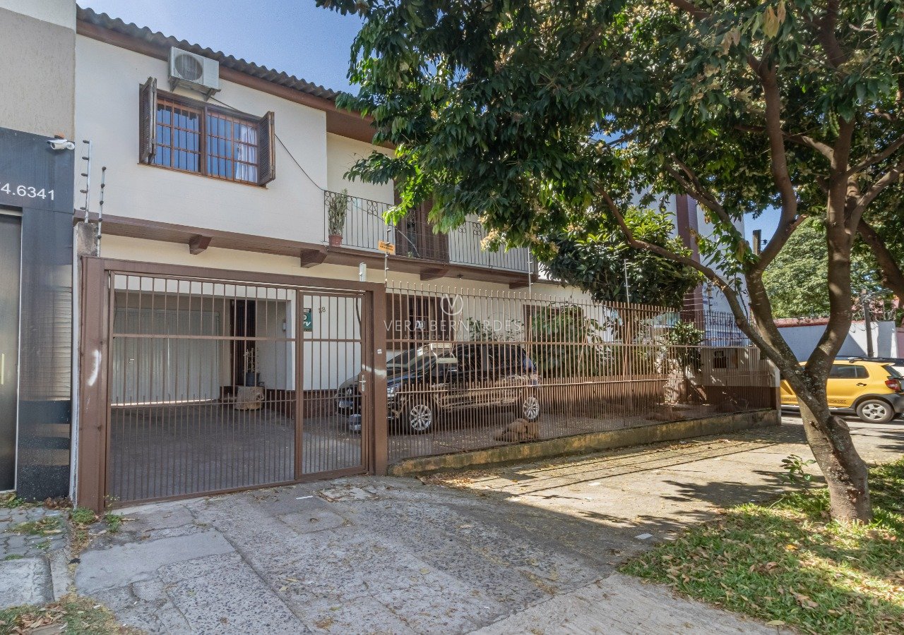 Casa à venda com 4 dormitórios, 229m² e 5 vagas no bairro Cristal, Zona Sul de Porto Alegre