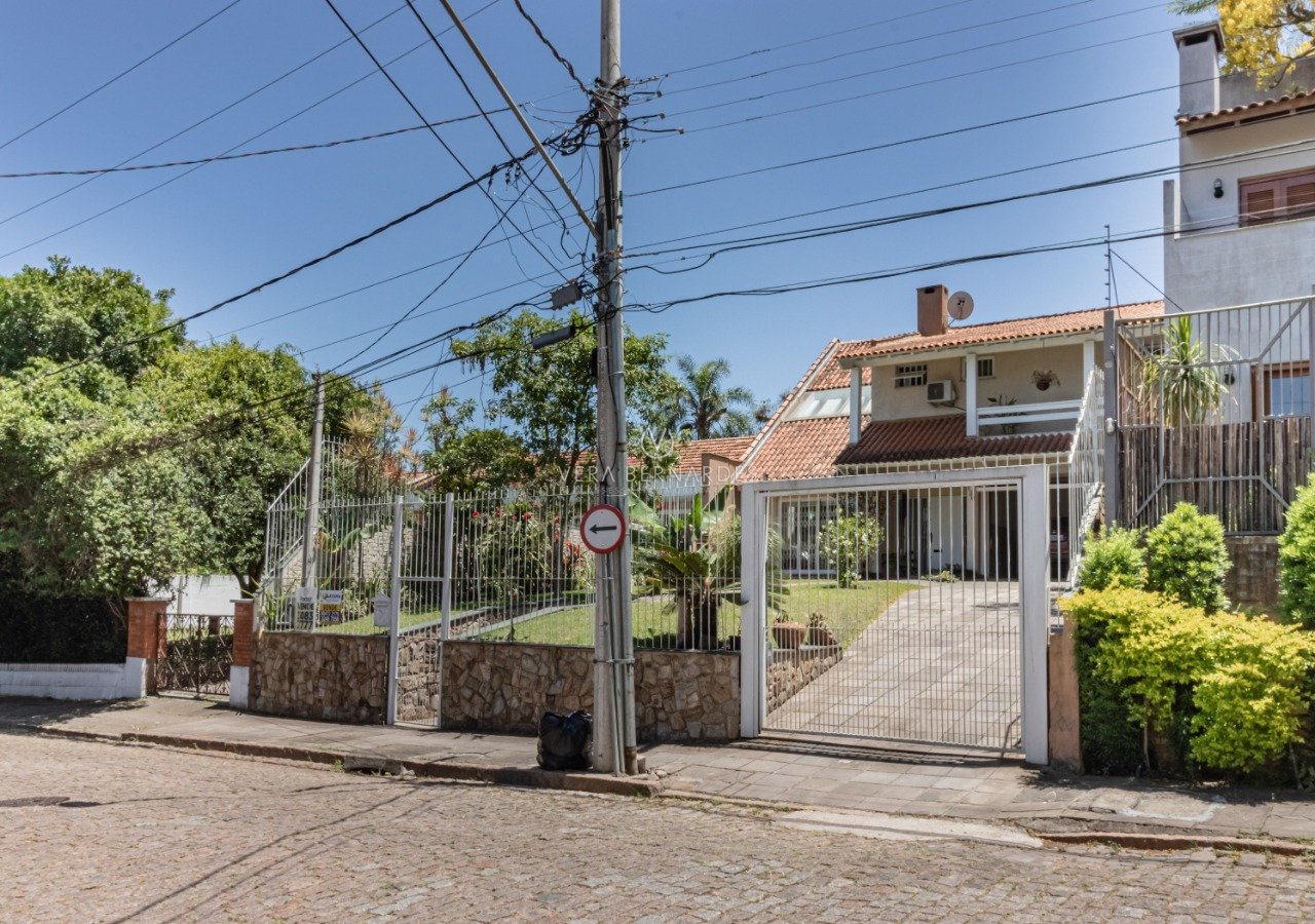 Casa à venda com 4 dormitórios, 345m² e 2 vagas no bairro Jardim Isabel, Zona Sul de Porto Alegre