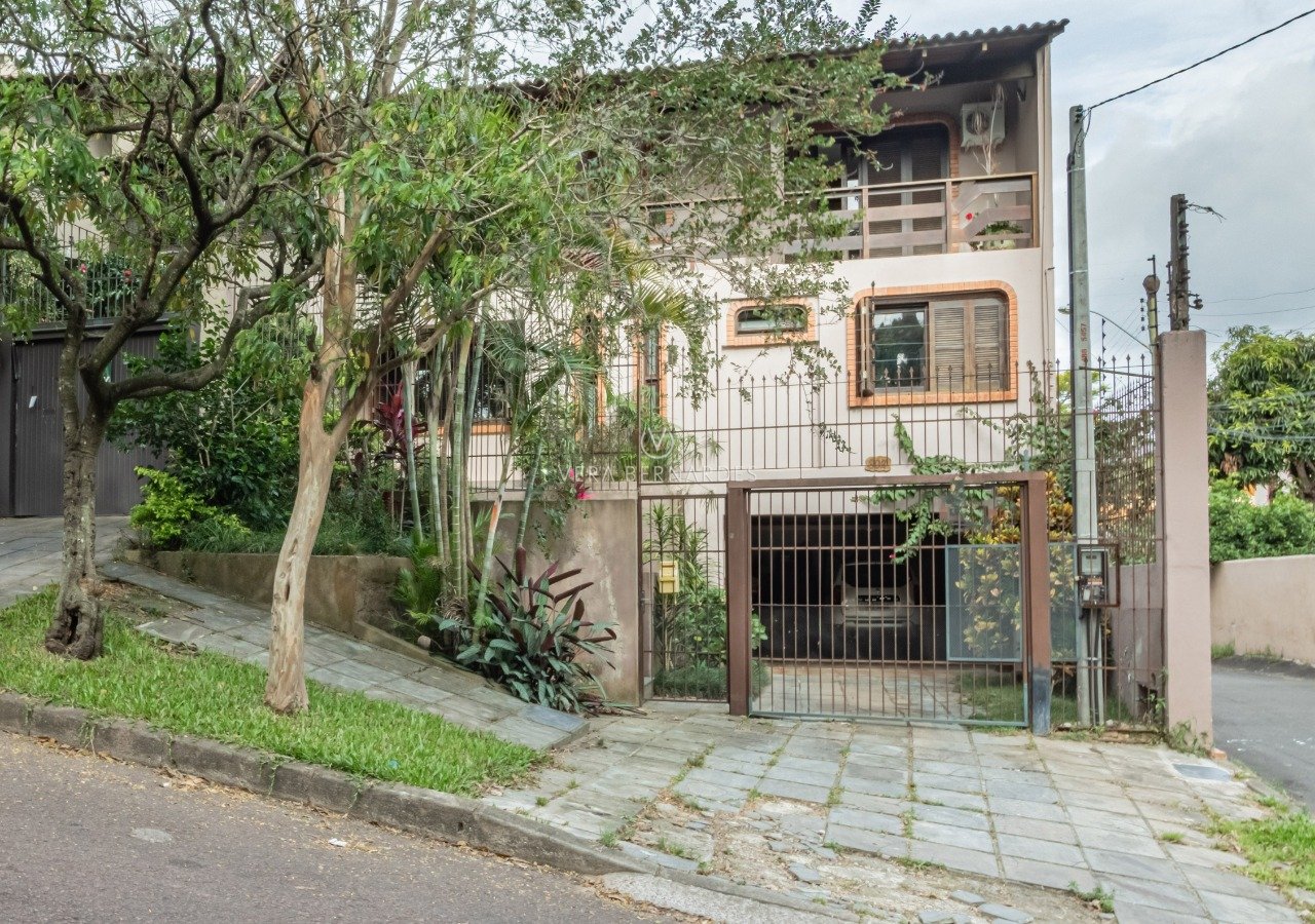 Casa à venda com 4 dormitórios, 280m² e 2 vagas no bairro Cristal, Zona Sul de Porto Alegre