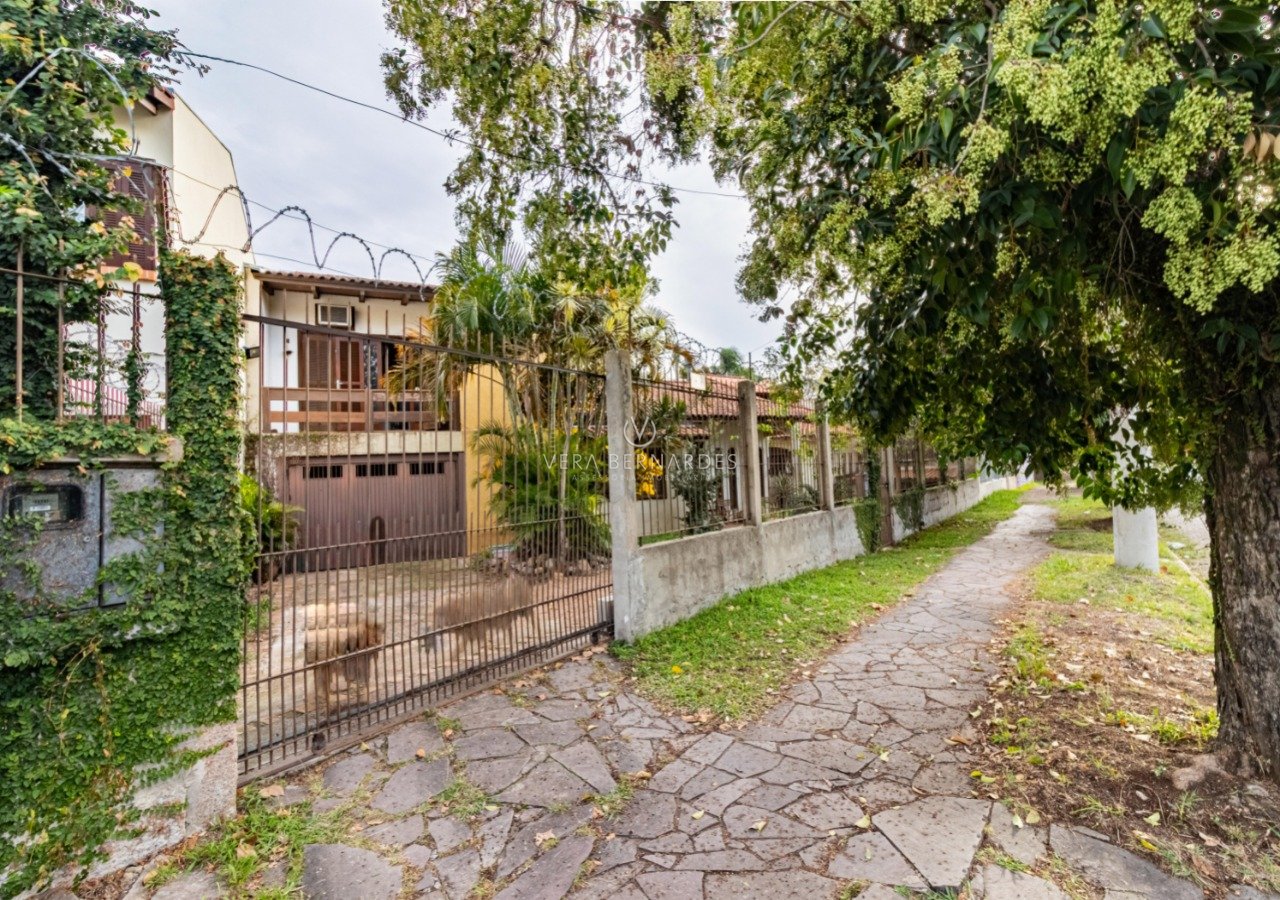 Casa à venda com 4 dormitórios, 249m² e 4 vagas no bairro Ipanema, Zona Sul de Porto Alegre