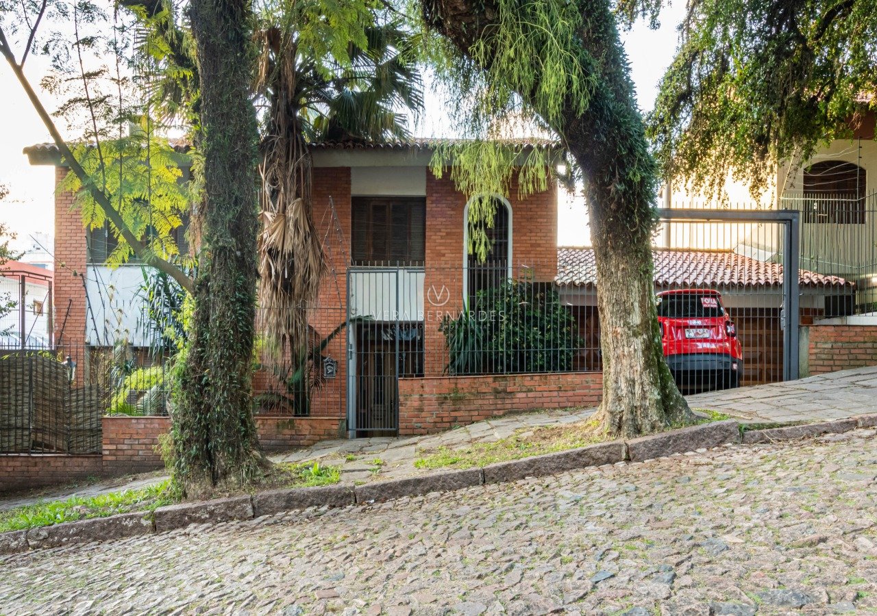 Casa à venda com 4 dormitórios, 247m² e 4 vagas no bairro Cristal, Zona Sul de Porto Alegre