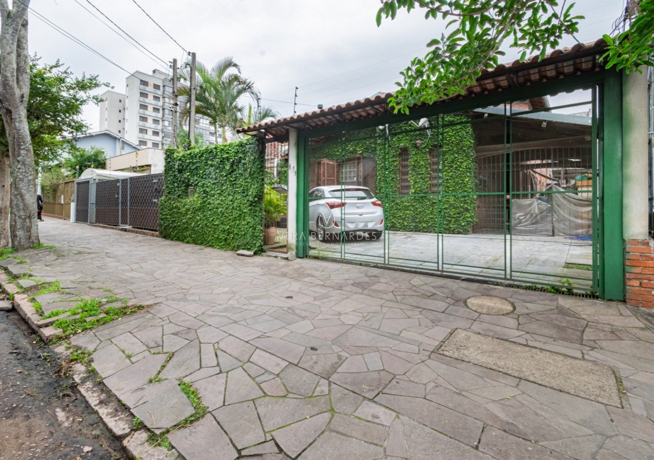 Casa à venda com 3 dormitórios, 381m² e 4 vagas no bairro Tristeza, Zona Sul de Porto Alegre