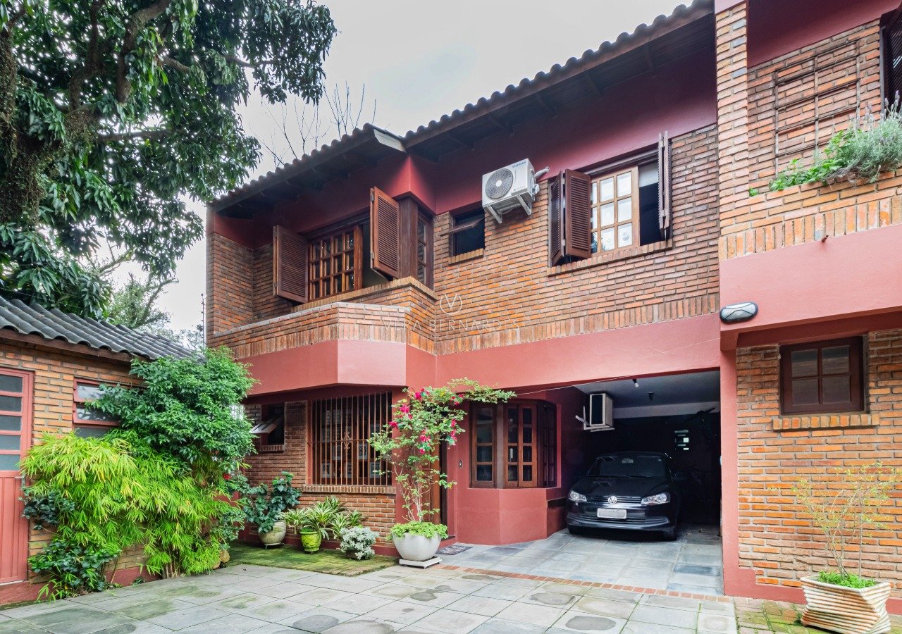 Casa em Condomínio à venda com 3 dormitórios, 177m² e 2 vagas no bairro Pedra Redonda, Zona Sul de Porto Alegre