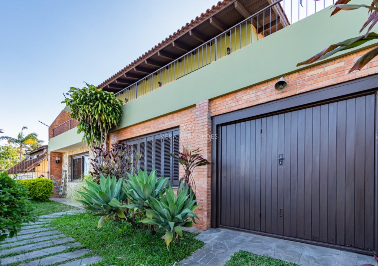 Casa à venda com 3 dormitórios, 263m² e 4 vagas no bairro Vila Assunção, Zona Sul de Porto Alegre