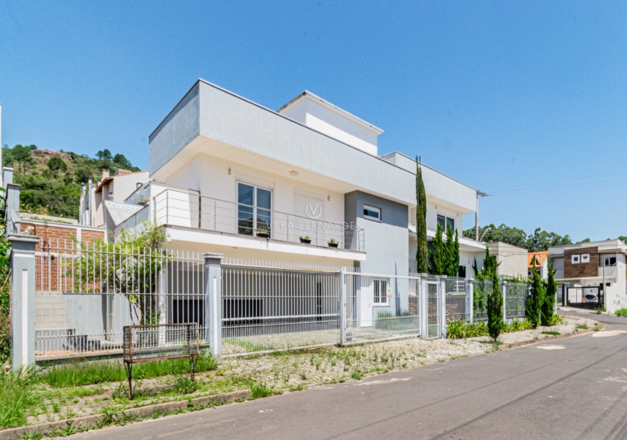 Casa à venda com 4 dormitórios, 377m² e 2 vagas no bairro Guarujá, Zona Sul de Porto Alegre