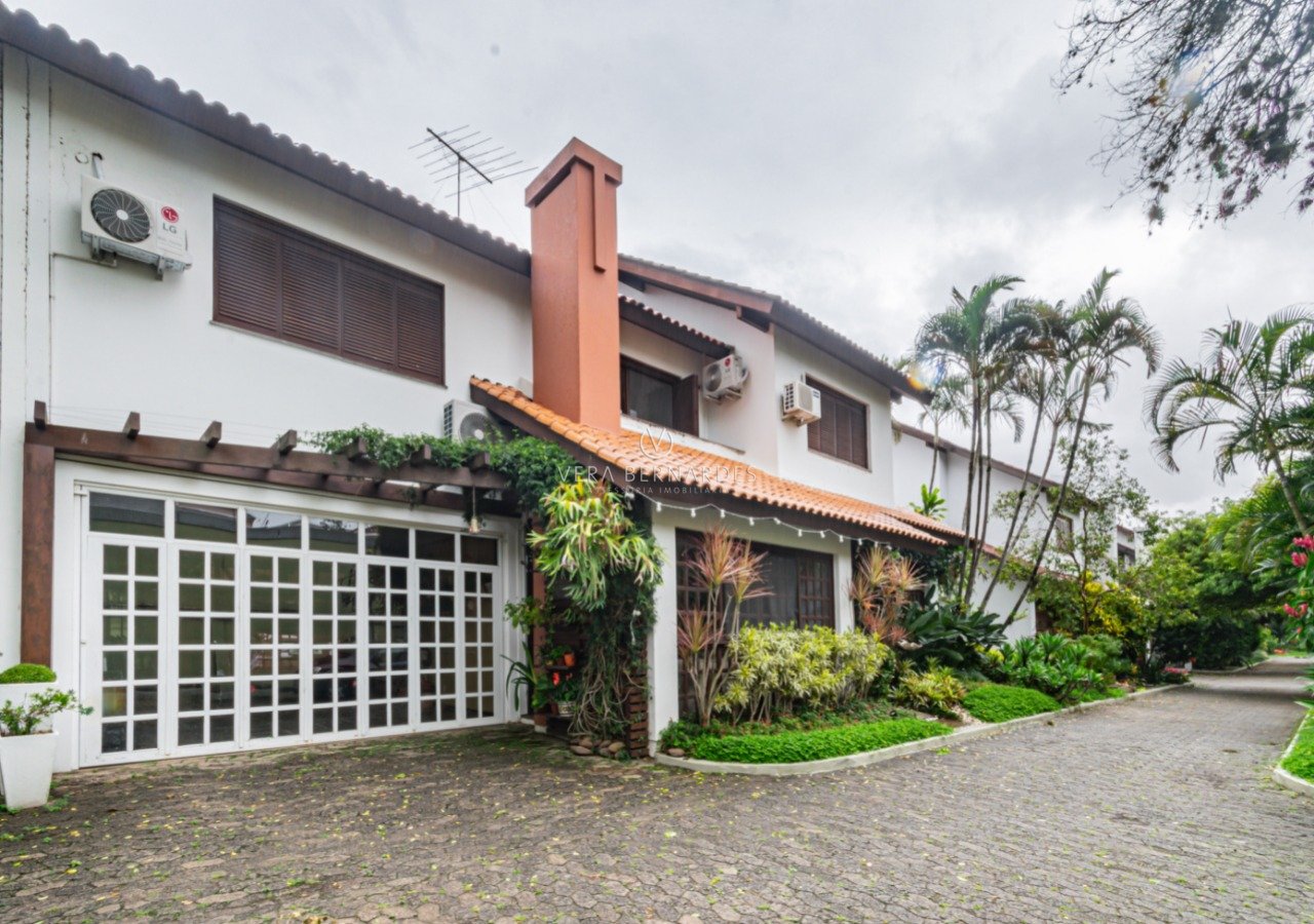 Casa em Condomínio à venda com 4 dormitórios, 318m² e 2 vagas no bairro Pedra Redonda, Zona Sul de Porto Alegre