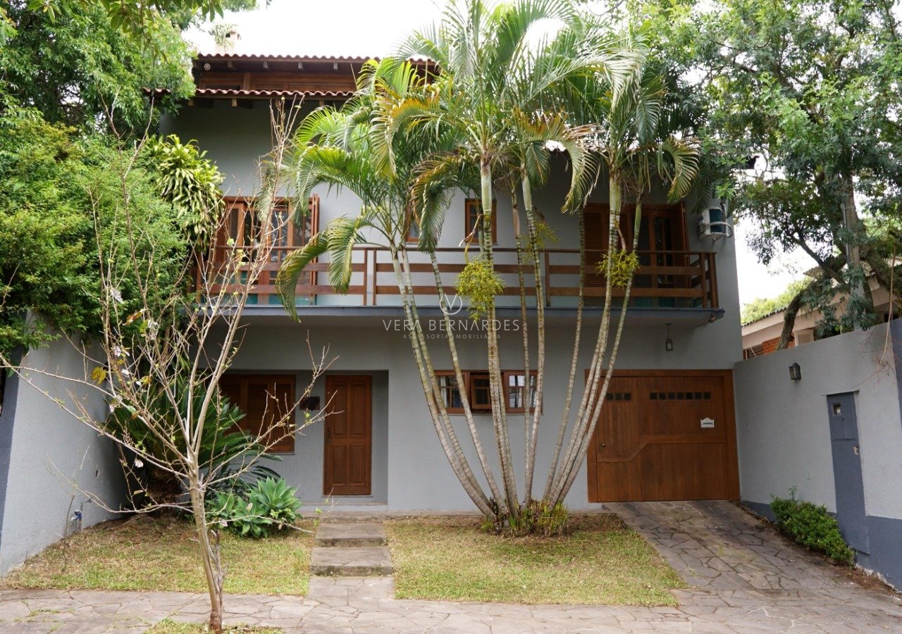 Casa à venda com 4 dormitórios, 363m² e 4 vagas no bairro Tristeza, Zona Sul de Porto Alegre