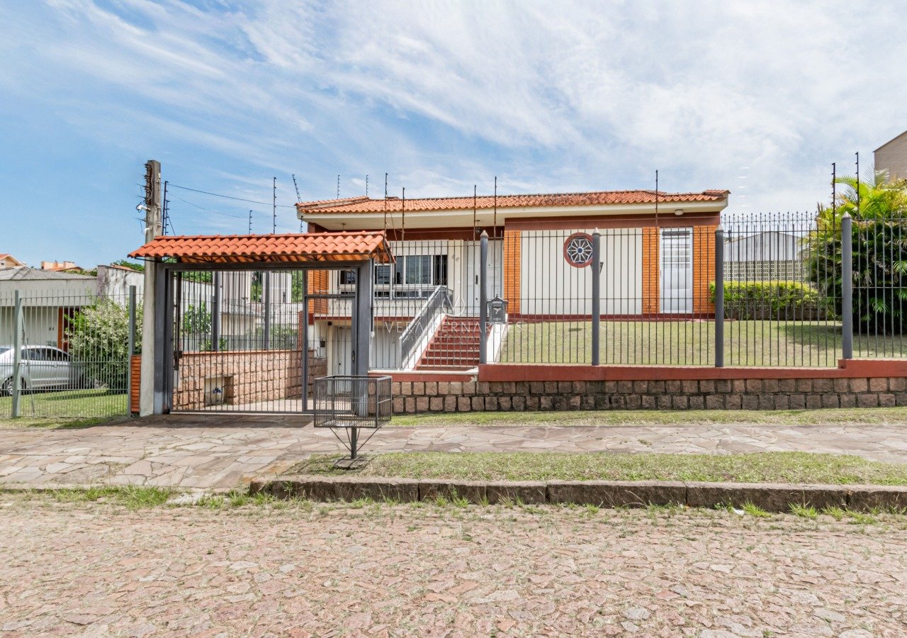 Casa à venda com 4 dormitórios, 305m² e 5 vagas no bairro Vila Assunção, Zona Sul de Porto Alegre