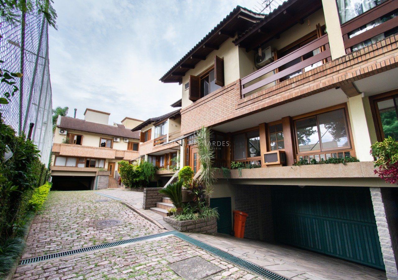 Casa em Condomínio à venda com 3 dormitórios, 216m² e 3 vagas no bairro Tristeza, Zona Sul de Porto Alegre