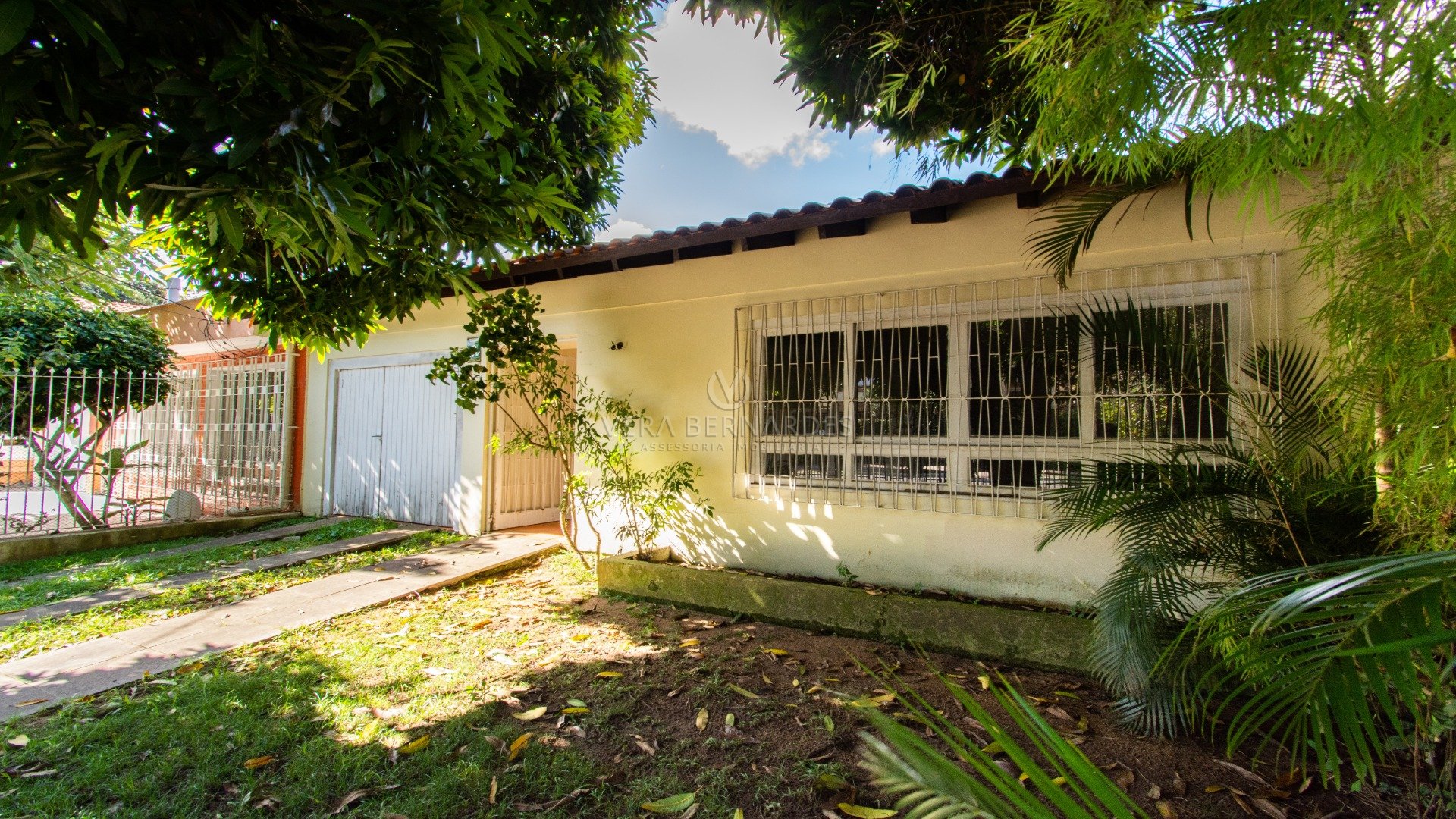 Casa à venda com 2 dormitórios, 189m² e 2 vagas no bairro Tristeza, Zona Sul de Porto Alegre