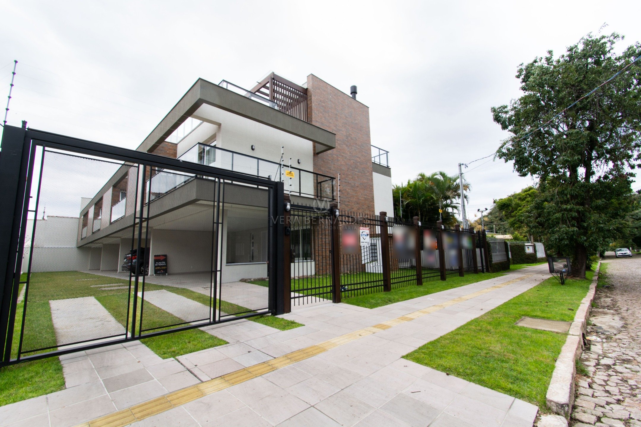 Casa em Condomínio à venda com 3 dormitórios, 268m² e 4 vagas no bairro Vila Assunção, Zona Sul de Porto Alegre