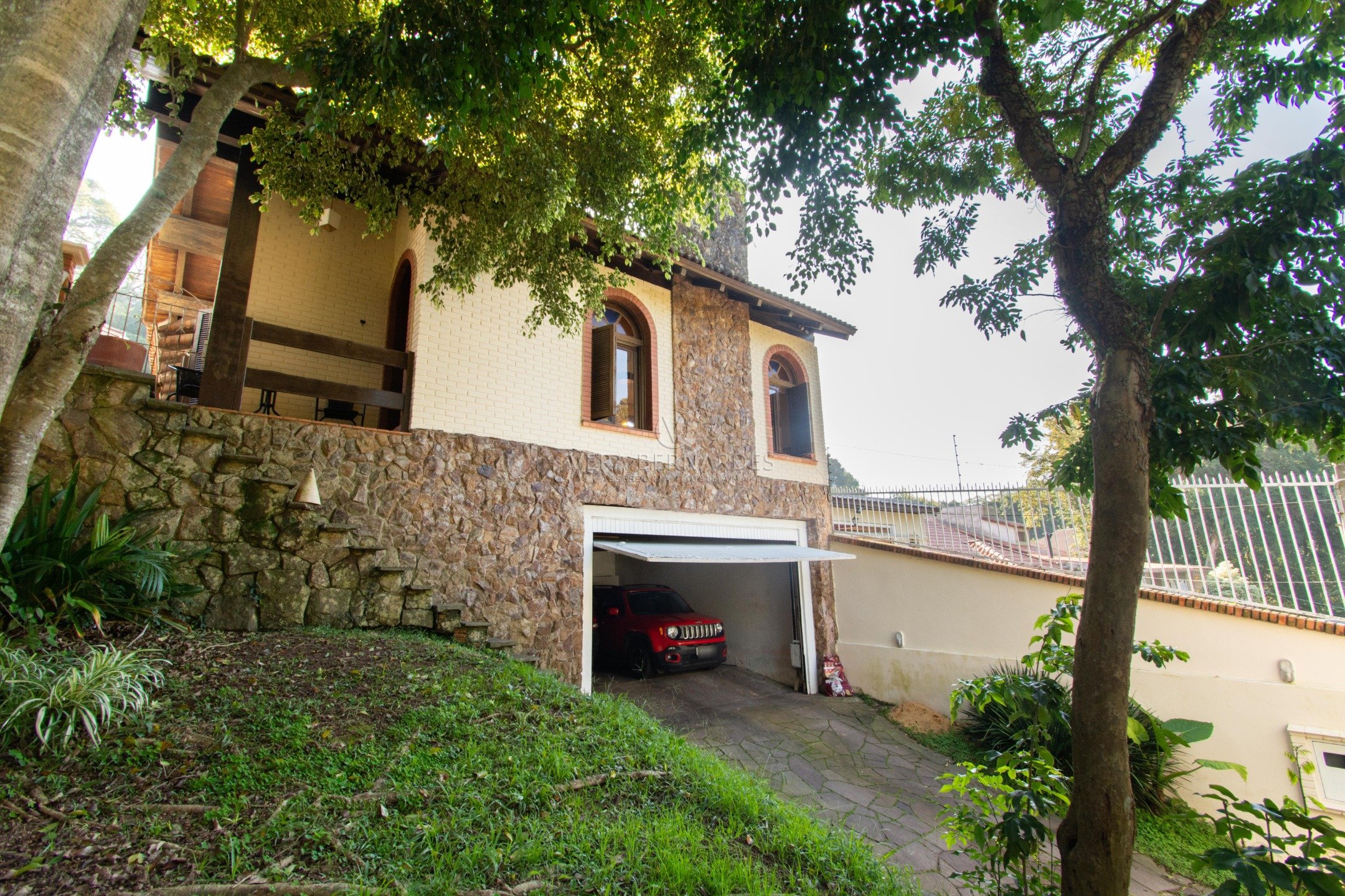 Casa à venda com 4 dormitórios, 258m² e 4 vagas no bairro Espírito Santo, Zona Sul de Porto Alegre