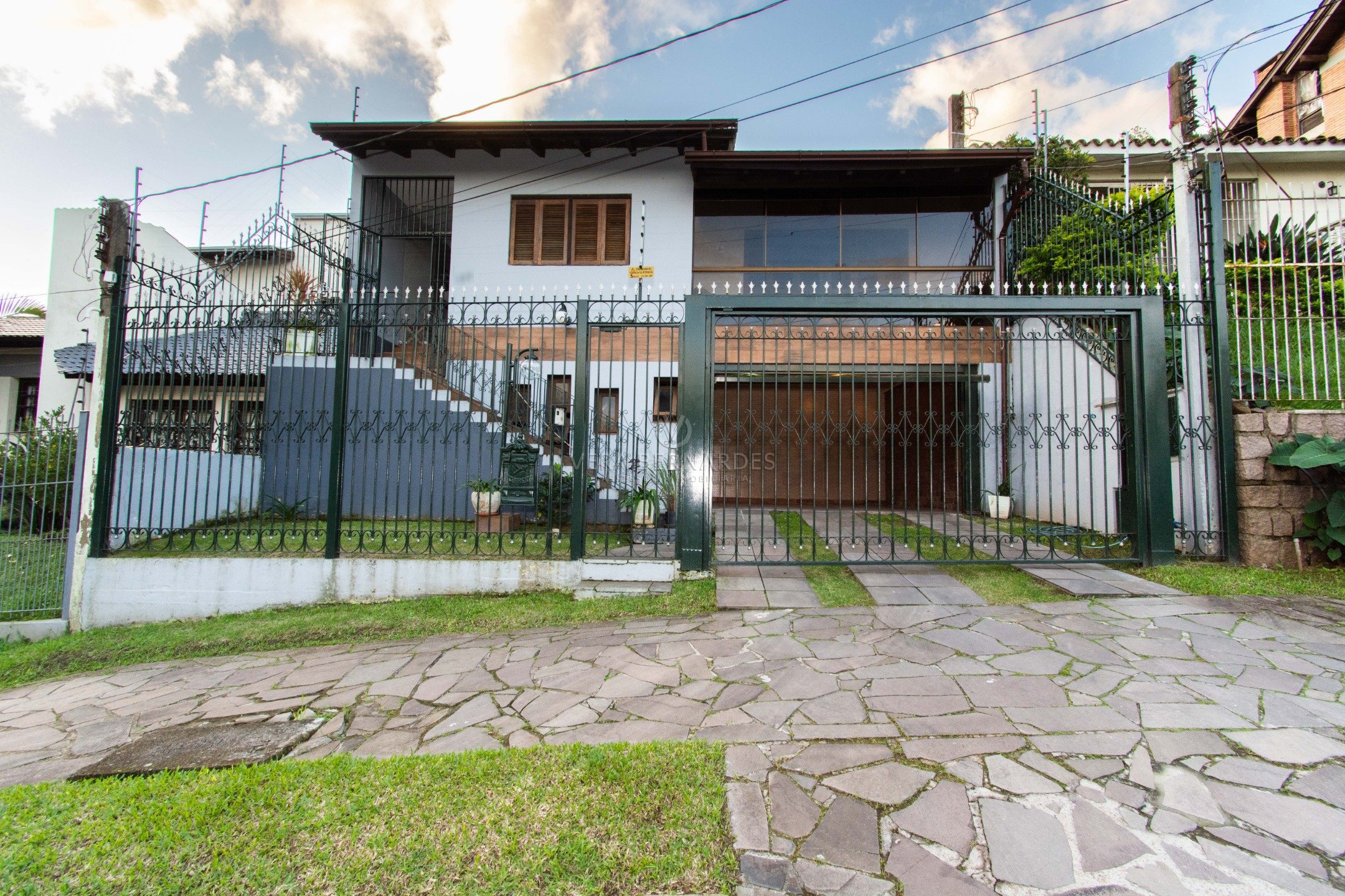 Casa à venda com 3 dormitórios, 292m² e 4 vagas no bairro Cavalhada, Zona Sul de Porto Alegre