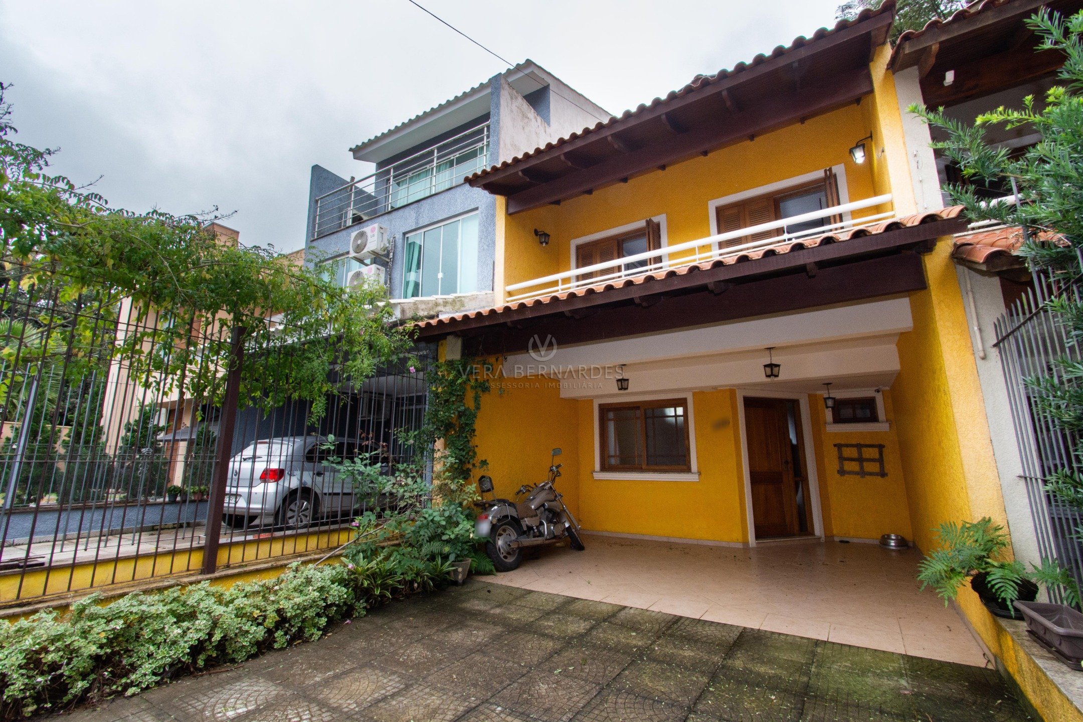 Casa à venda com 3 dormitórios, 195m² e 2 vagas no bairro Espírito Santo, Zona Sul de Porto Alegre
