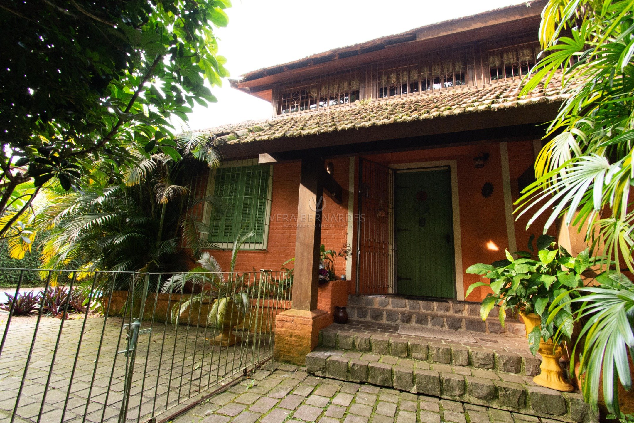 Casa à venda com 3 dormitórios, 380m² e 4 vagas no bairro Jardim Isabel, Zona Sul de Porto Alegre