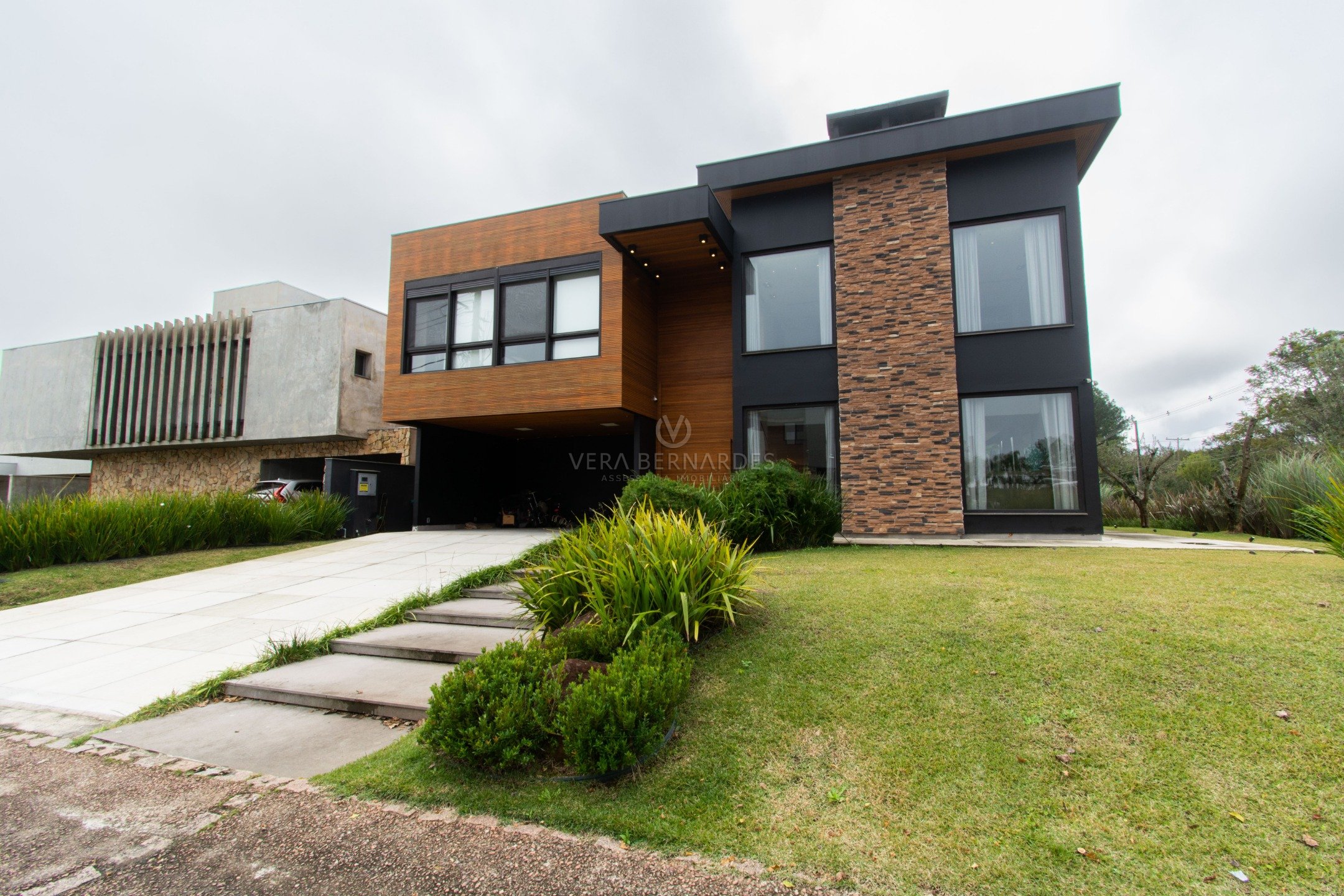 Casa em Condomínio à venda com 5 dormitórios, 560m² e 4 vagas no bairro Terra Ville, Zona Sul de Porto Alegre
