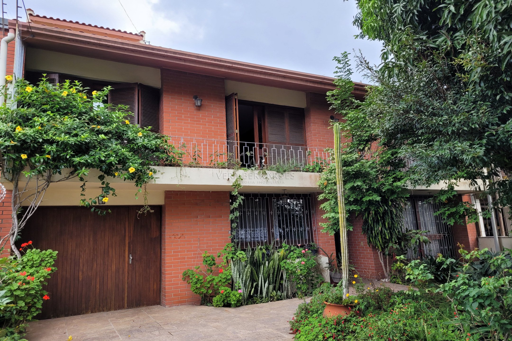 Casa à venda com 4 dormitórios, 284m² e 4 vagas no bairro Vila Nova, Zona Sul de Porto Alegre