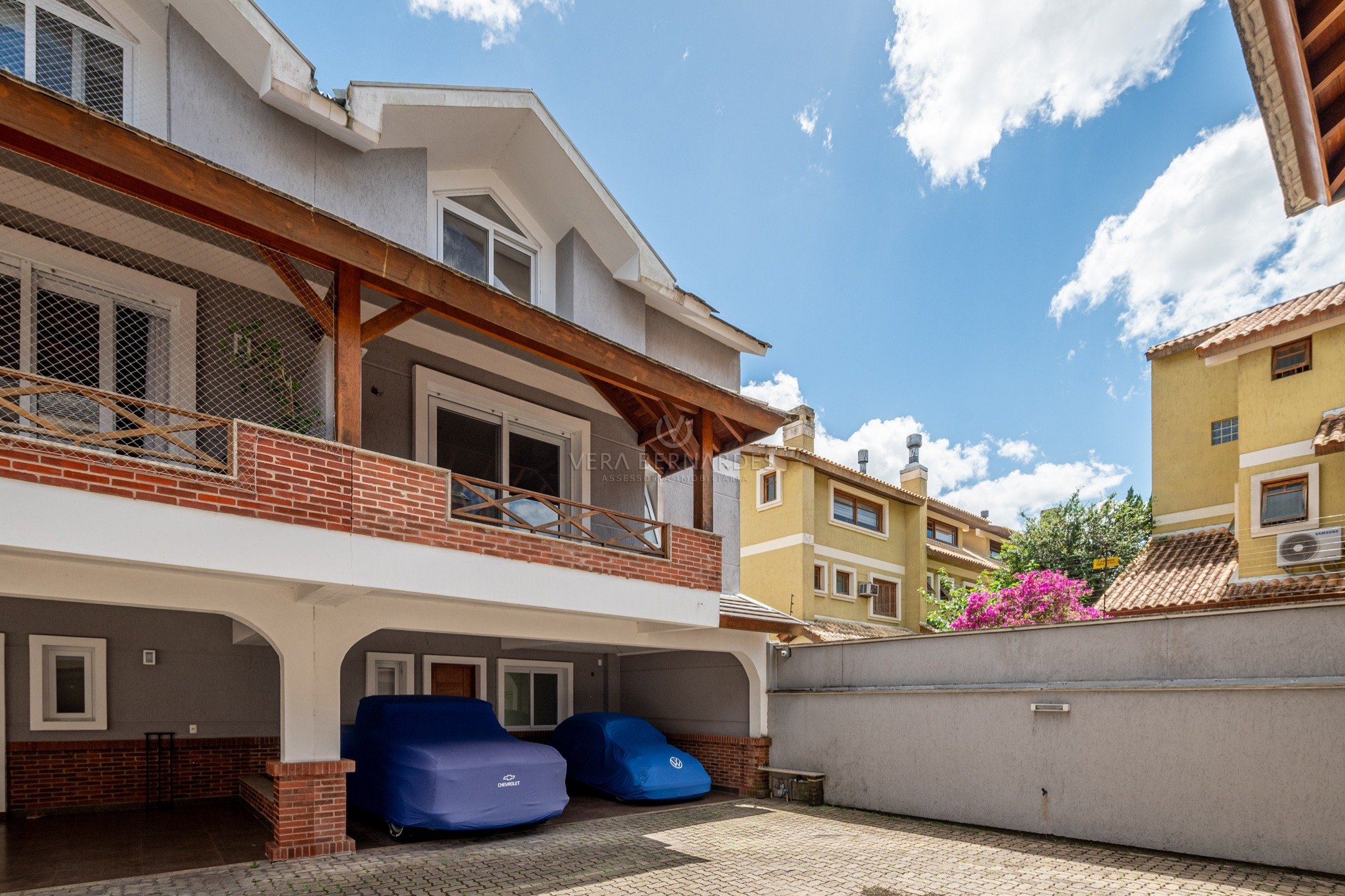 Casa em Condomínio à venda com 3 dormitórios, 293m² e 2 vagas no bairro Vila Assunção, Zona Sul de Porto Alegre