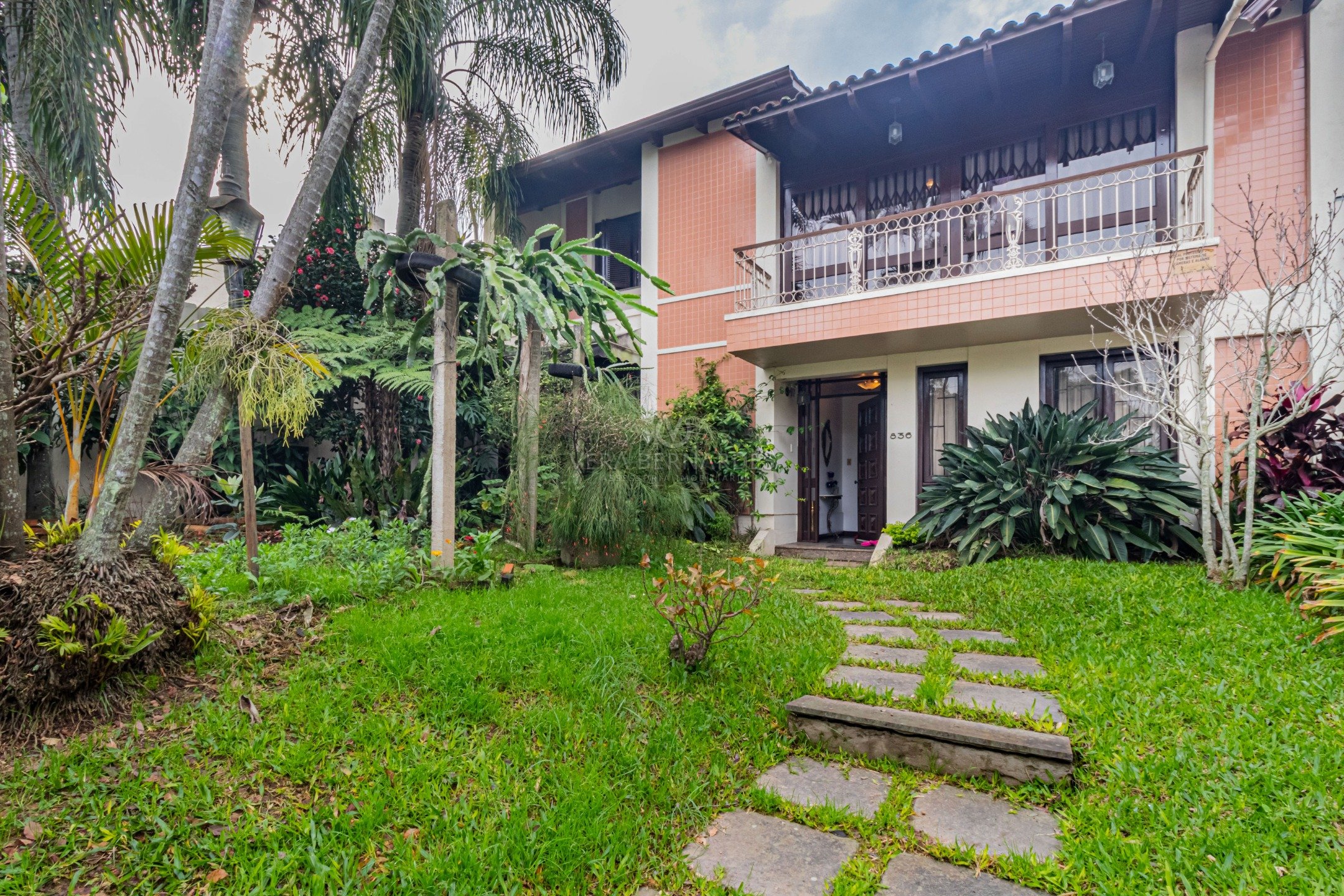 Casa à venda com 4 dormitórios, 485m² e 4 vagas no bairro Cristal, Zona Sul de Porto Alegre