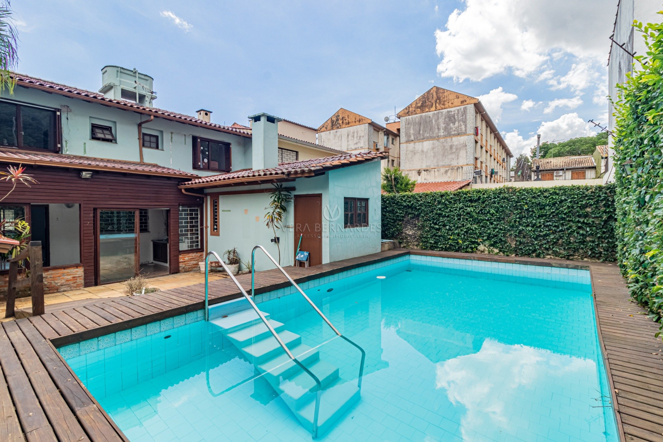 Casa à venda com 4 dormitórios, 195m² e 2 vagas no bairro Ipanema, Zona Sul de Porto Alegre