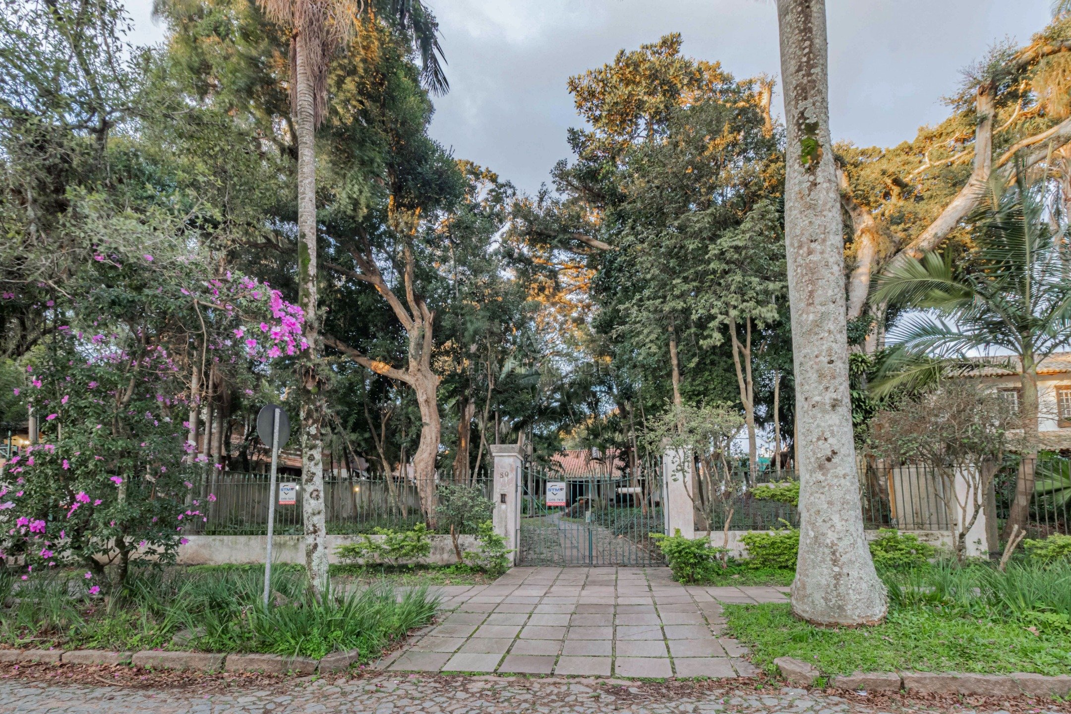 Casa à venda com 3 dormitórios, 316m² e 3 vagas no bairro Tristeza, Zona Sul de Porto Alegre