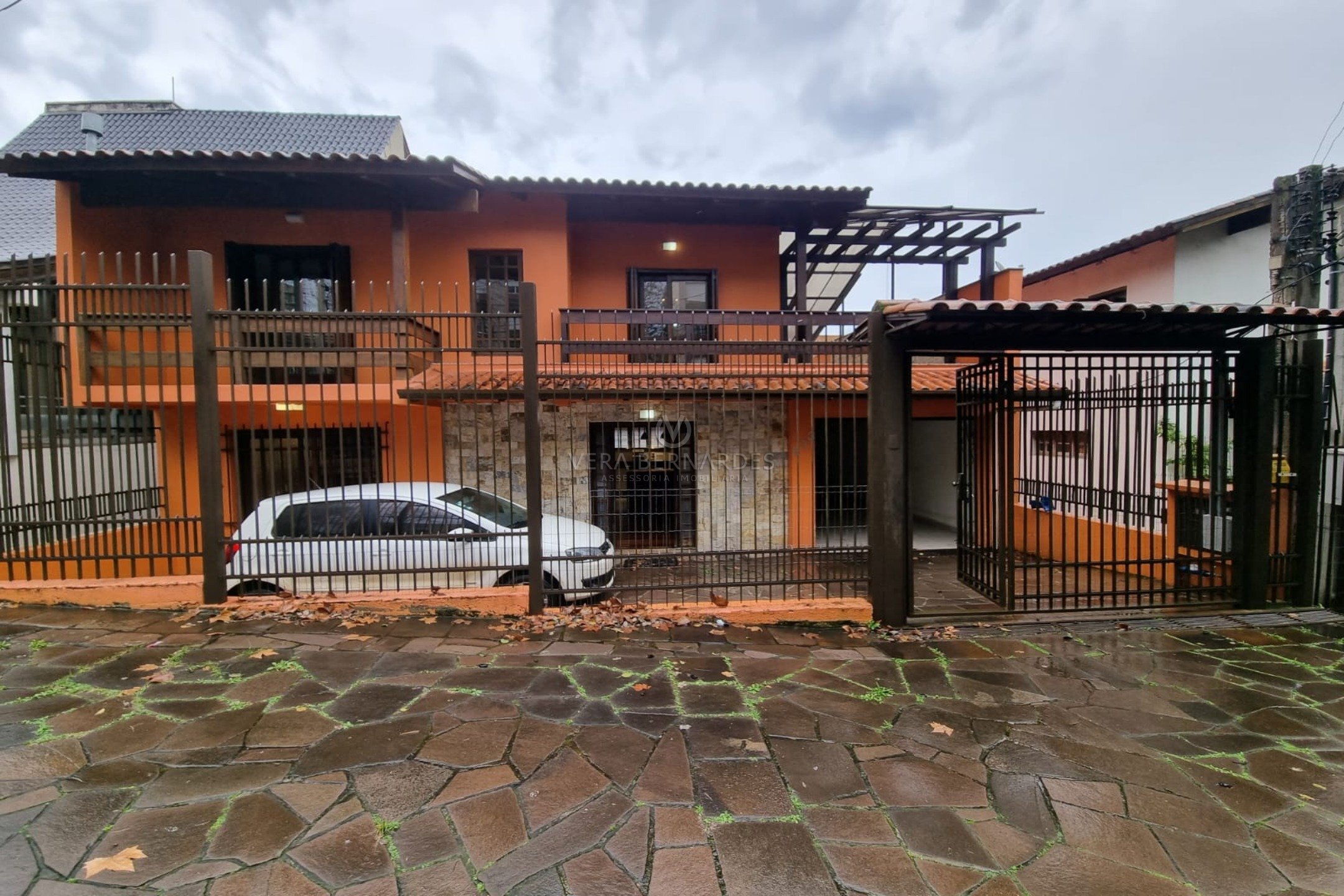Casa à venda com 3 dormitórios, 209m² e 4 vagas no bairro Tristeza, Zona Sul de Porto Alegre