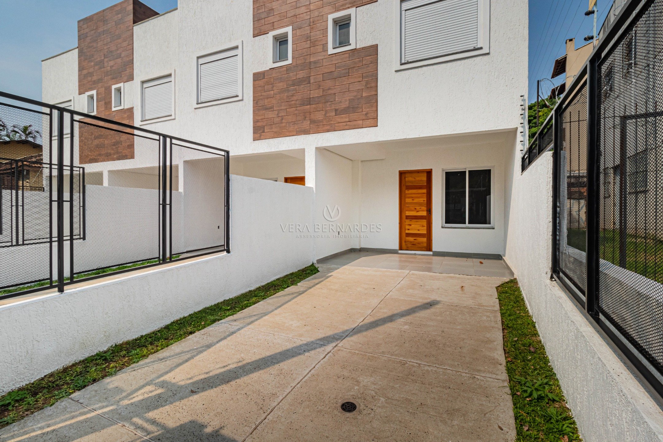 Casa à venda com 2 dormitórios, 75m² e 2 vagas no bairro Nonoai, Zona Sul de Porto Alegre