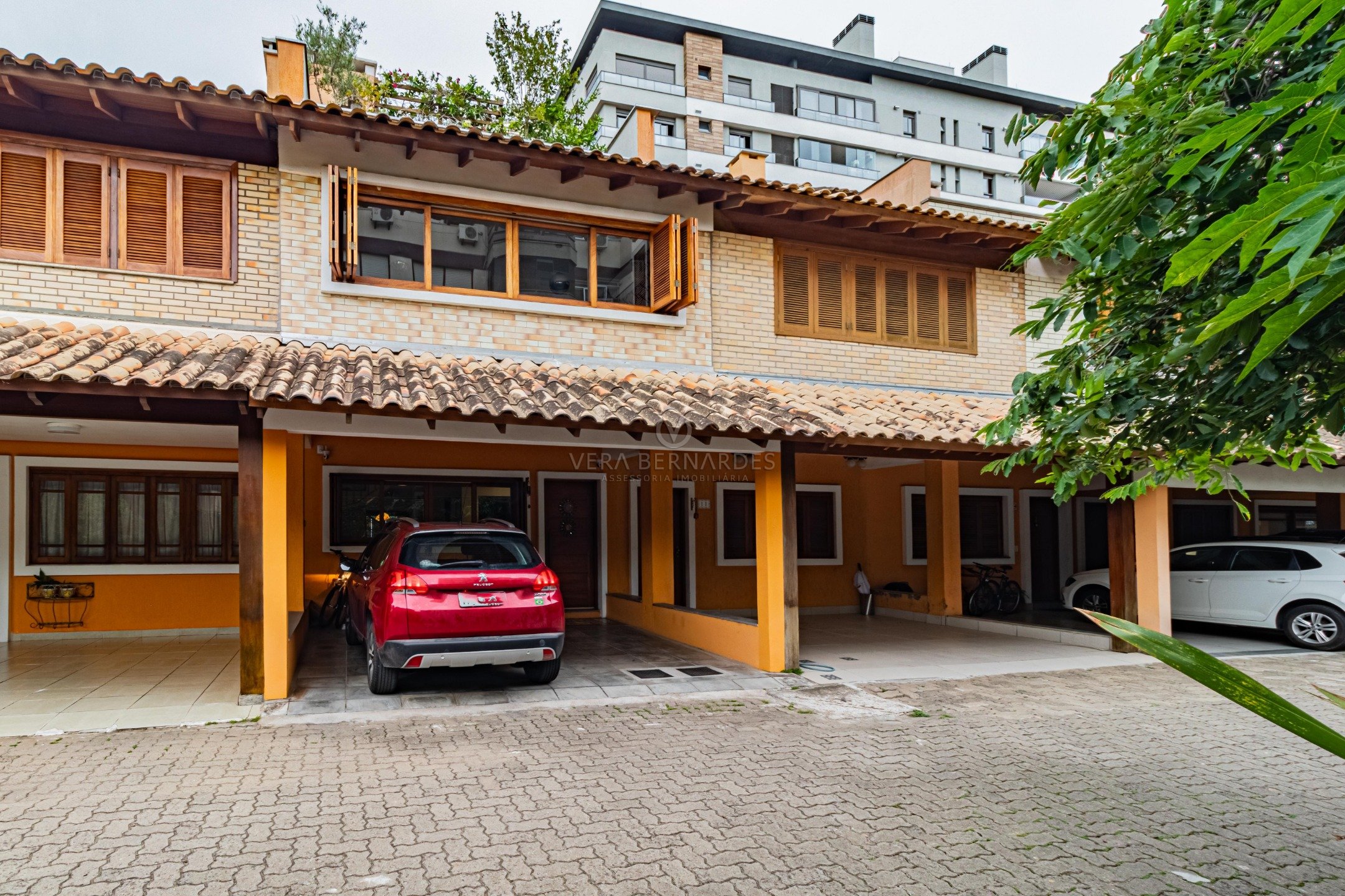 Casa em Condomínio à venda com 3 dormitórios, 221m² e 2 vagas no bairro Tristeza, Zona Sul de Porto Alegre