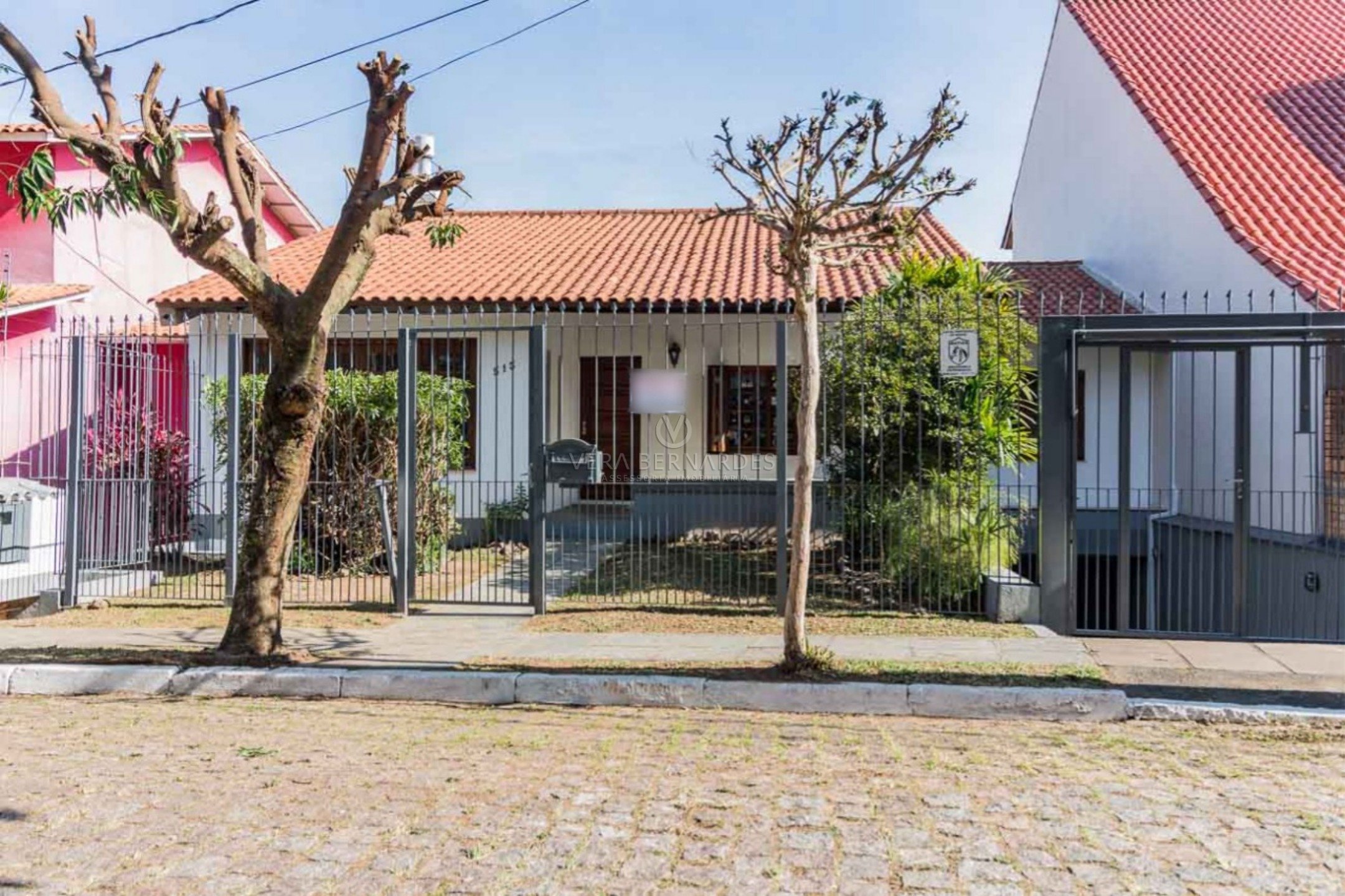 Casa à venda com 4 dormitórios, 336m² e 2 vagas no bairro Nonoai, Zona Sul de Porto Alegre