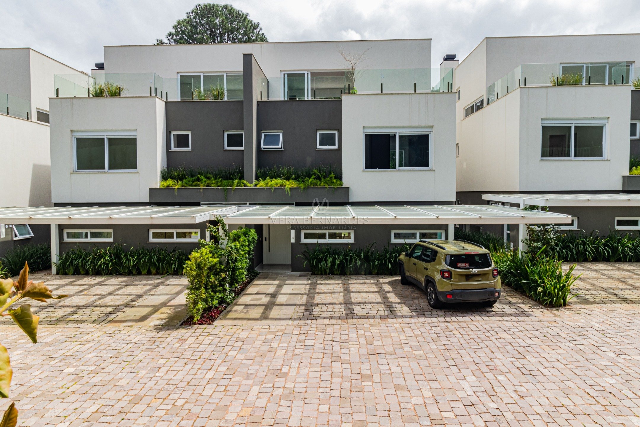 Casa em Condomínio à venda com 3 dormitórios, 438m² e 3 vagas no bairro Pedra Redonda, Zona Sul de Porto Alegre