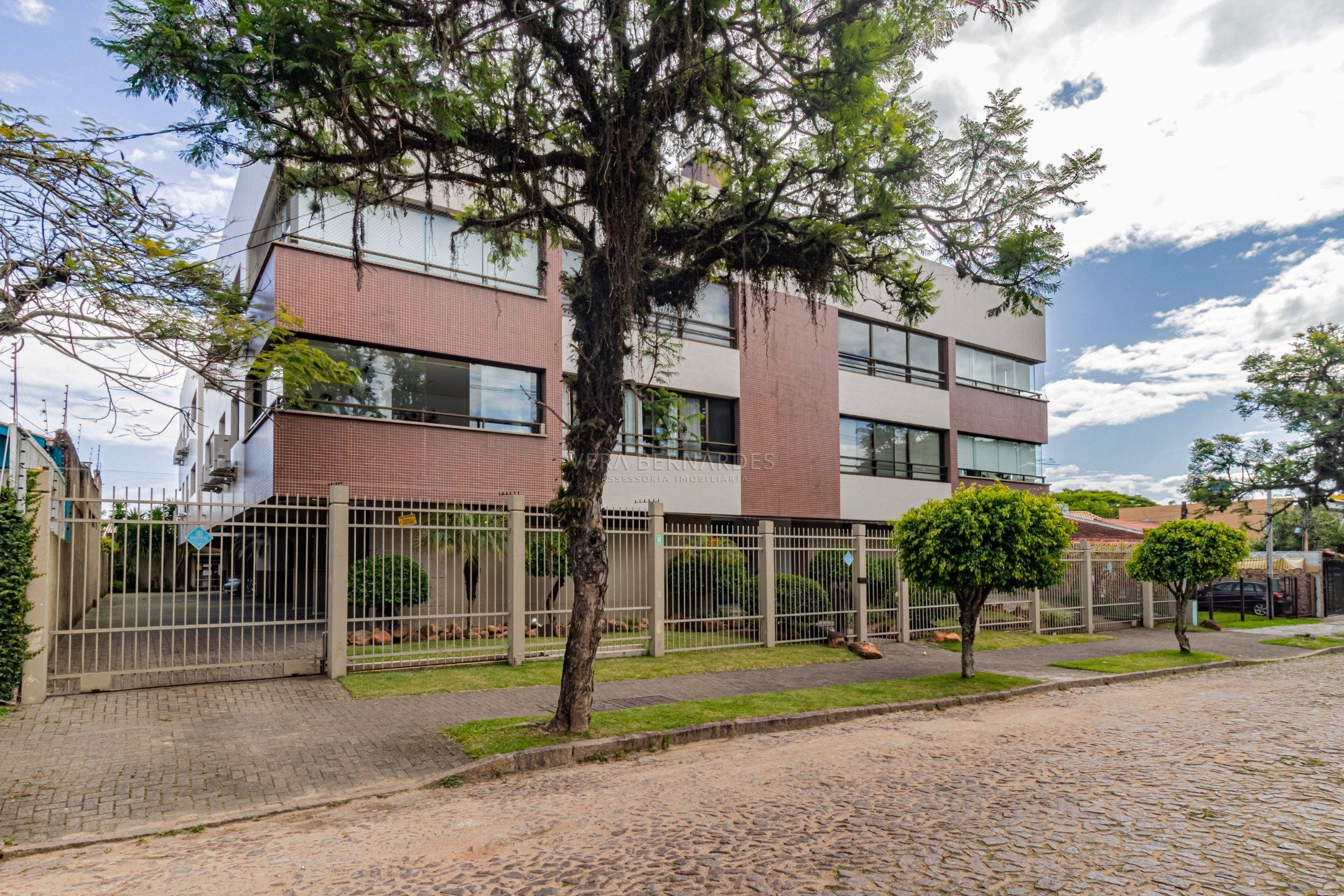 Apartamento à venda com 3 dormitórios, 164m² e 4 vagas no bairro Vila Assunção, Zona Sul de Porto Alegre