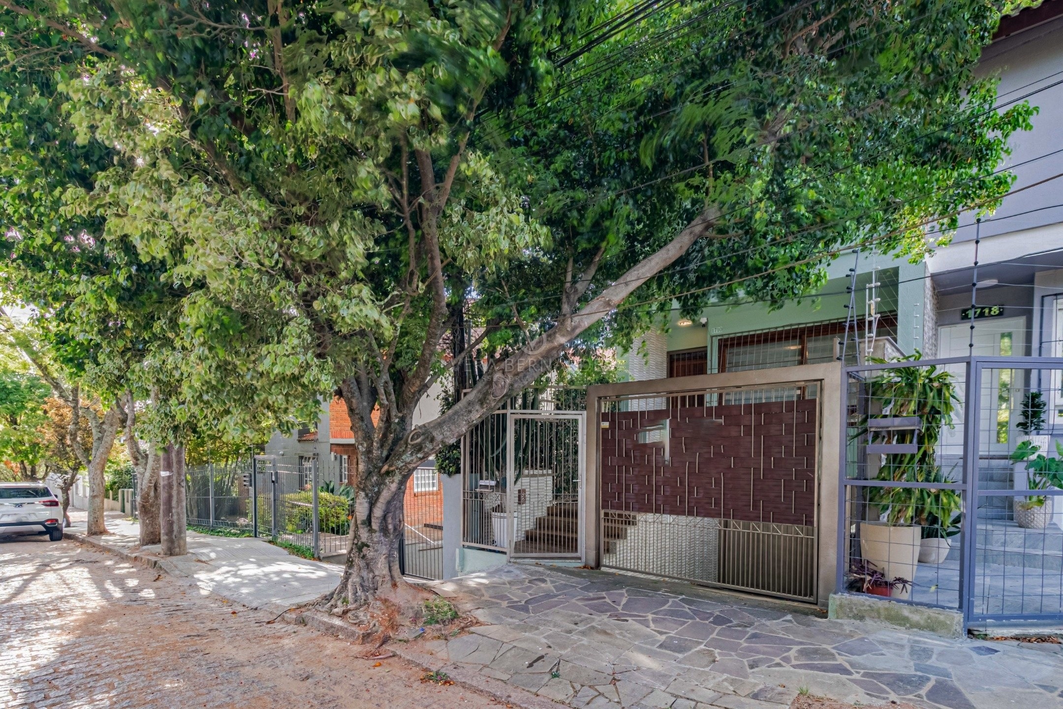 Casa à venda com 2 dormitórios, 151m² e 2 vagas no bairro Tristeza, Zona Sul de Porto Alegre