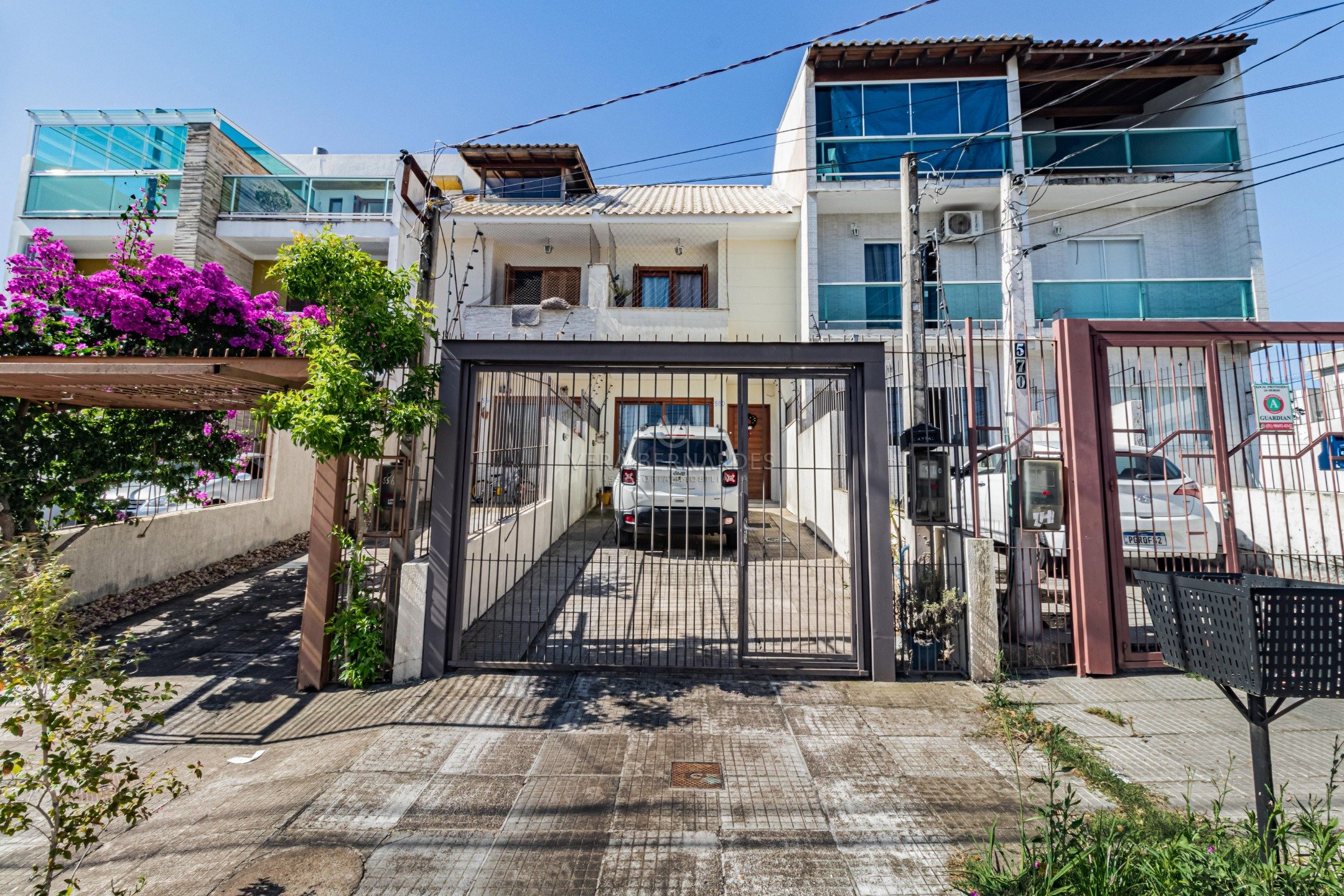 Casa à venda com 2 dormitórios, 91m² e 2 vagas no bairro Guarujá, Zona Sul de Porto Alegre