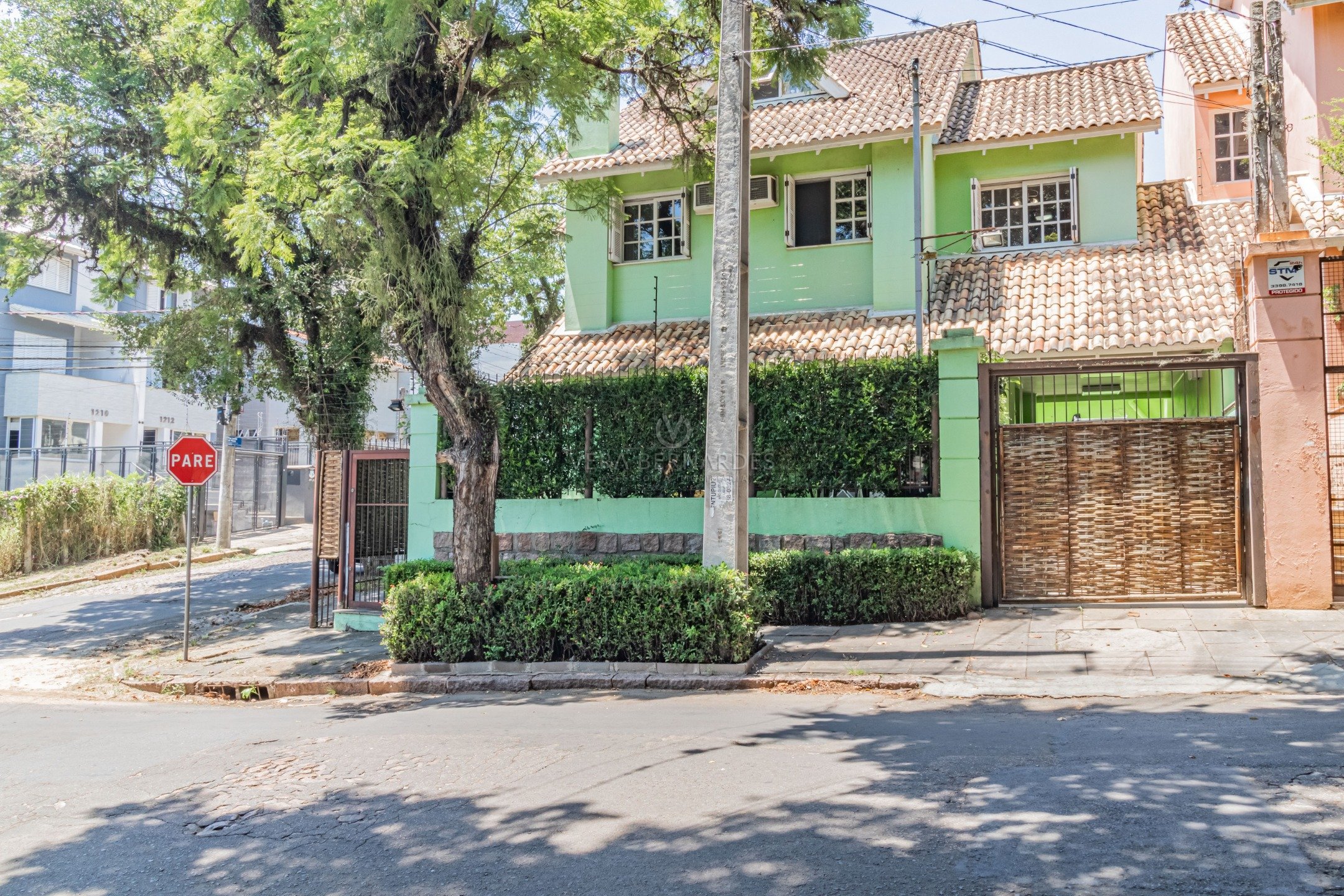 Casa à venda com 3 dormitórios, 220m² e 3 vagas no bairro Tristeza, Zona Sul de Porto Alegre