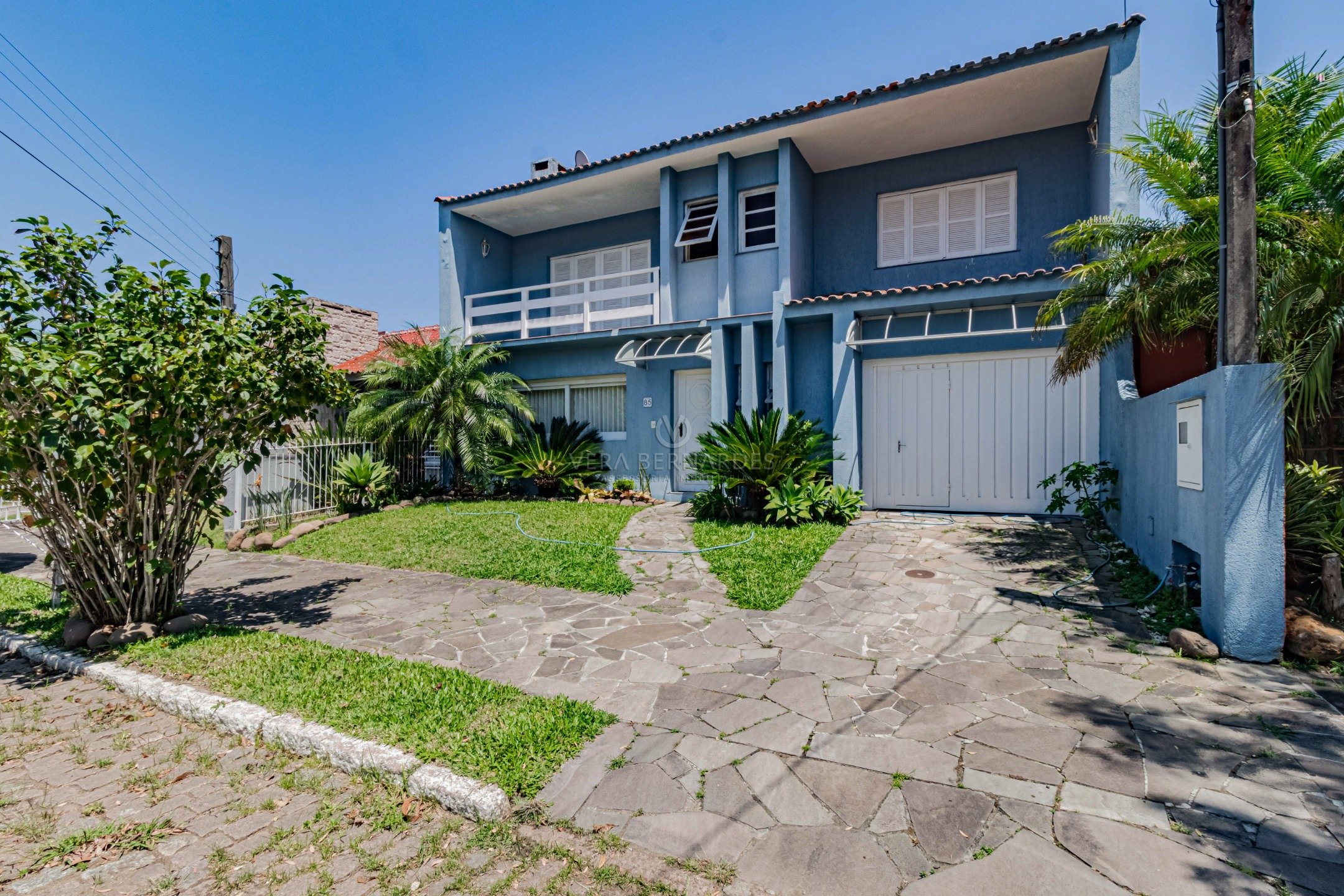 Casa à venda com 4 dormitórios, 260m² e 2 vagas no bairro Ipanema, Zona Sul de Porto Alegre